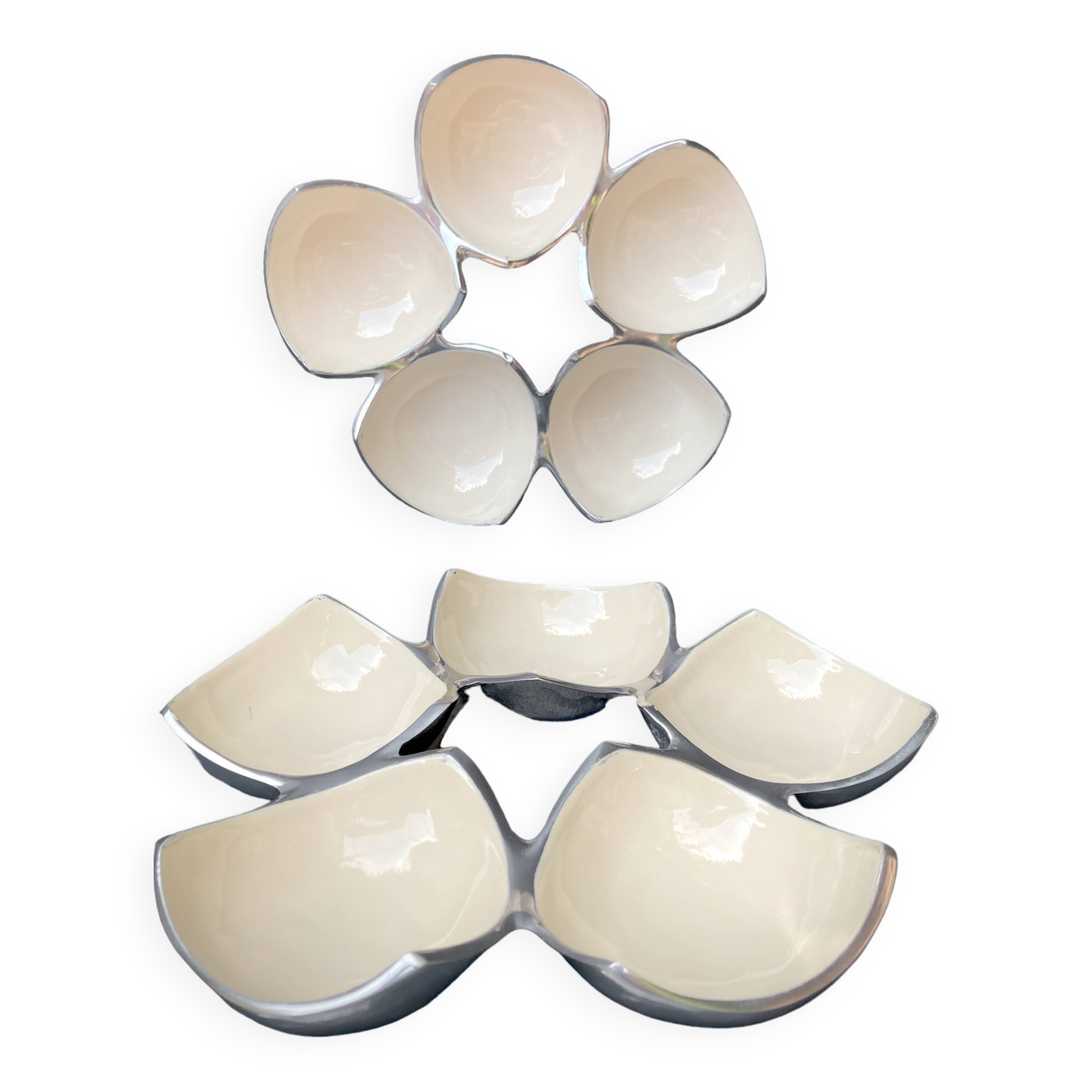 Ensemble de plats compartimentés en Inox Massif et émail écru