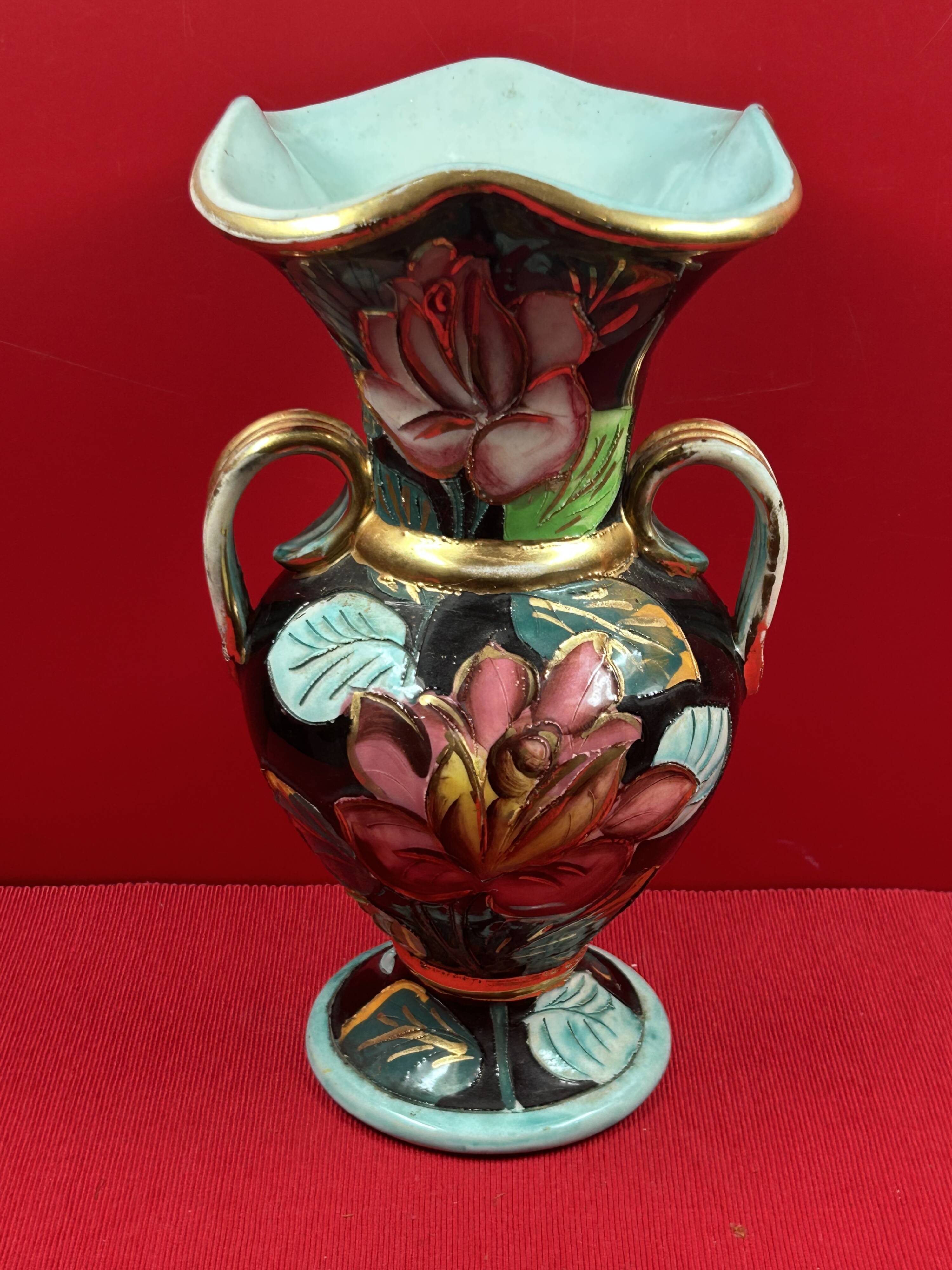 Flowered vase with gold accents or Vallauris, approximately 30 cm - signature to be identified.