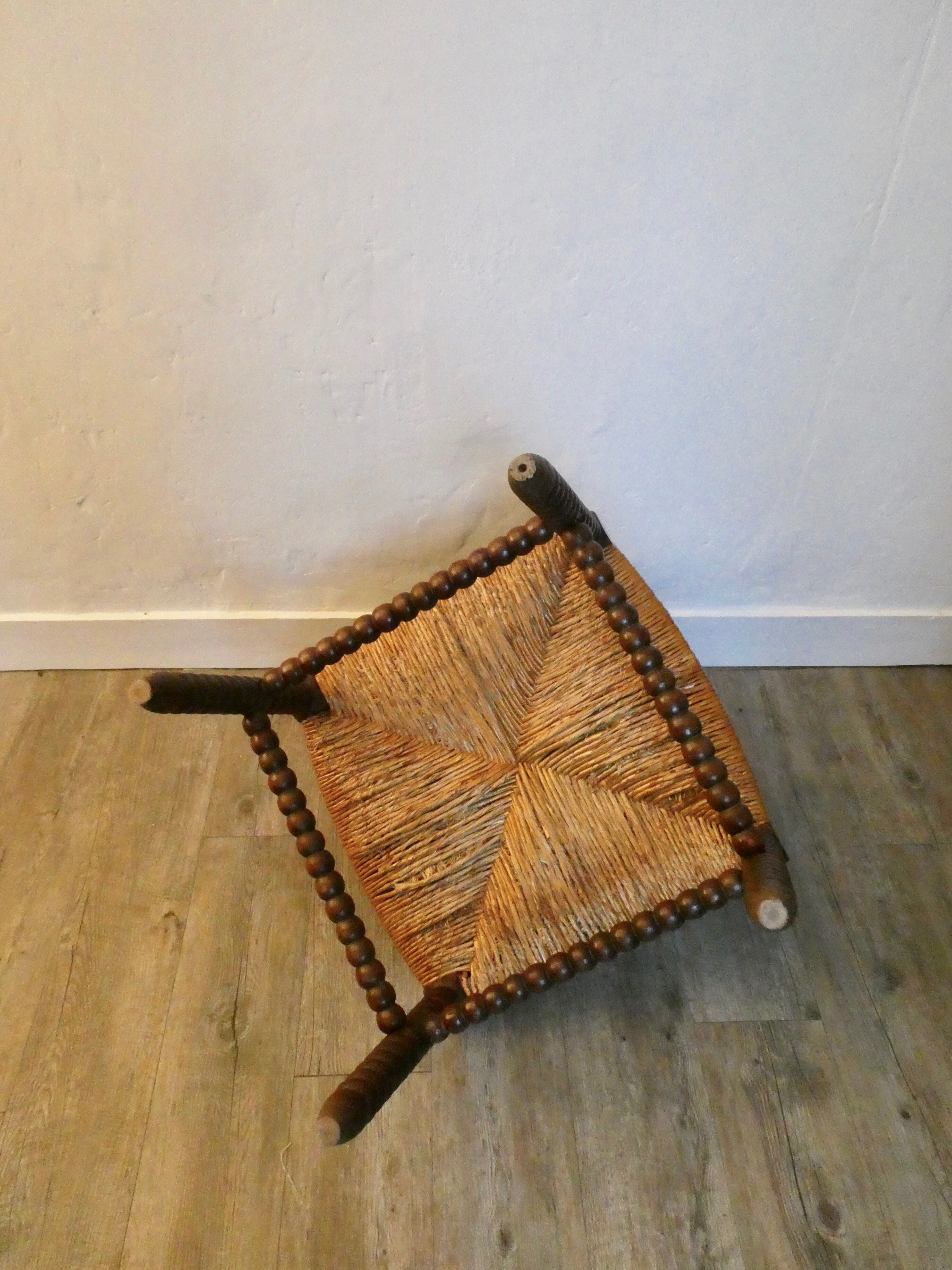 Chaise coin de feu en bois tourné et assise paillée