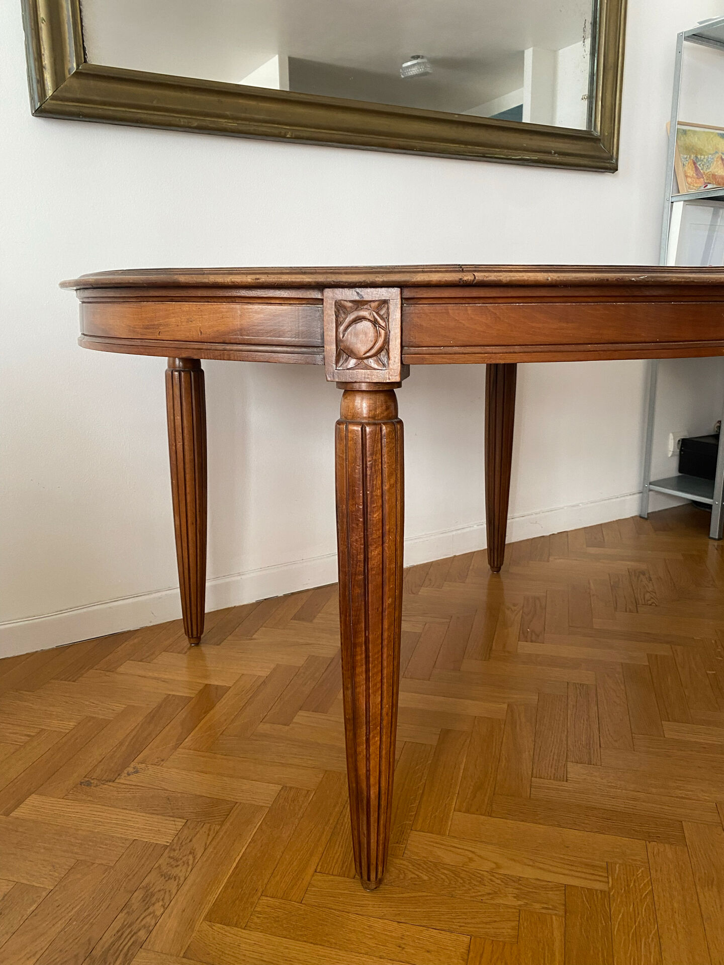 Extendable wooden table