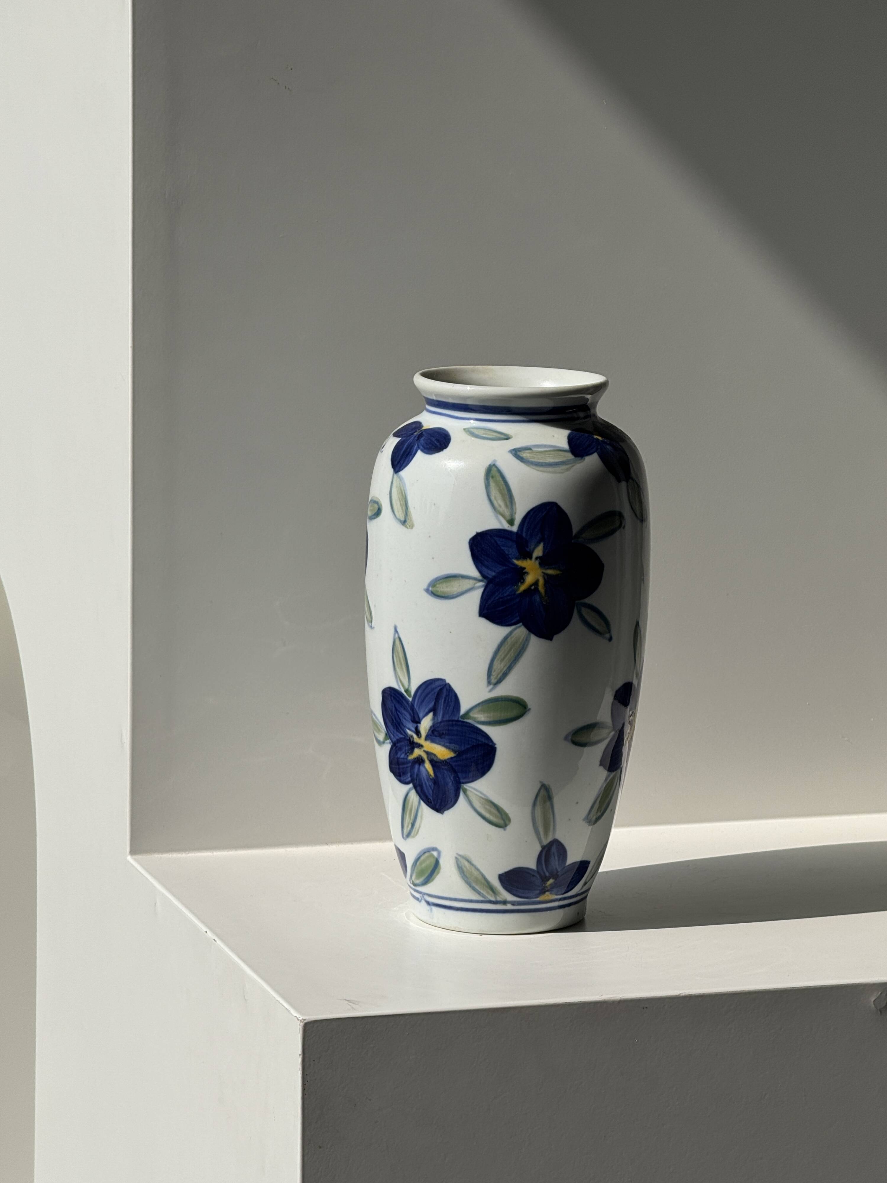 Vase white background stylized blue, yellow and green flowers H24.5 D12