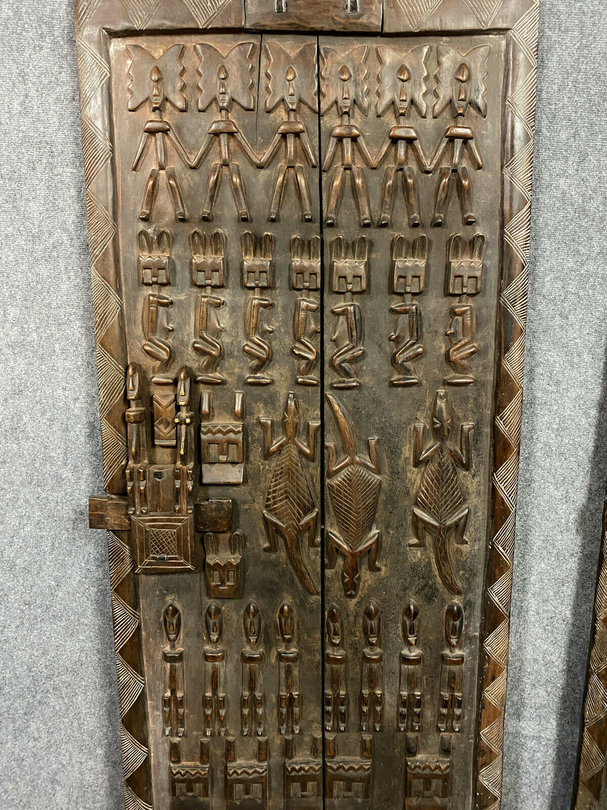 Central Africa around 1900 2 very large doors entirely carved iguanas,