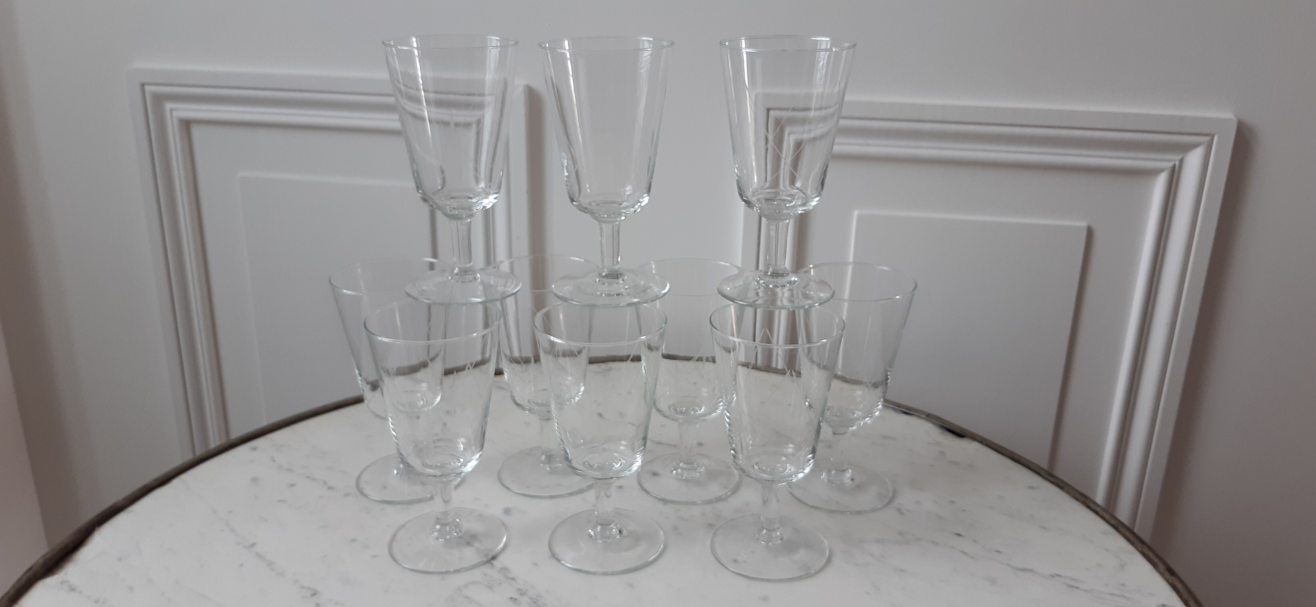 Lot de 10 verres à vin / eau gravés années 50