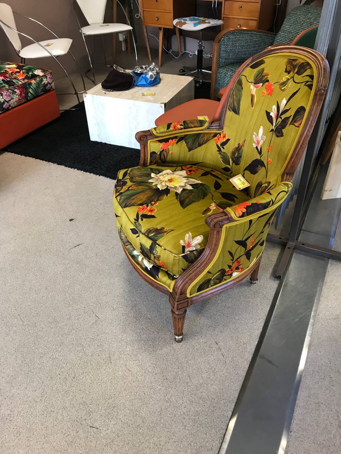 Fauteuil Bergère à coussin de style louis XVI retravaillee