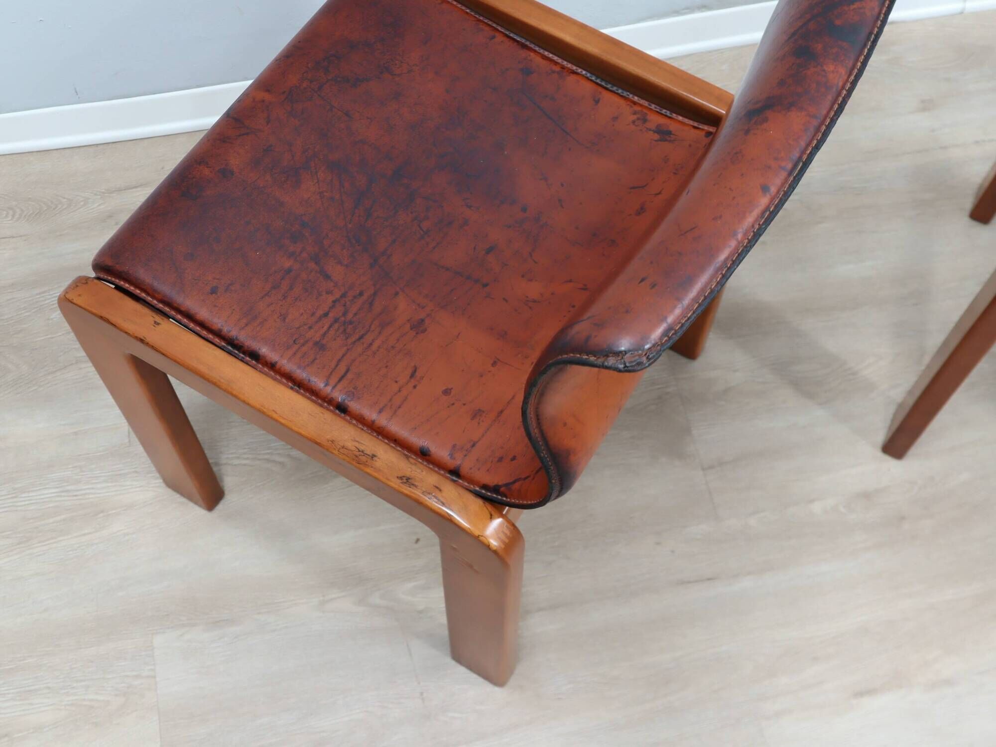 Curved wooden and leather chairs by Afra and Tobia Scarpa from the 1970s, set of 4.