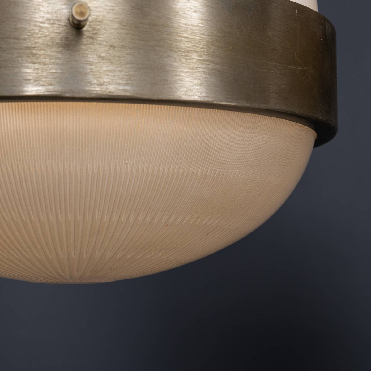 Paire de suspensions en opaline "Delta" italienne des années 1960 par Sergio Mazza.
