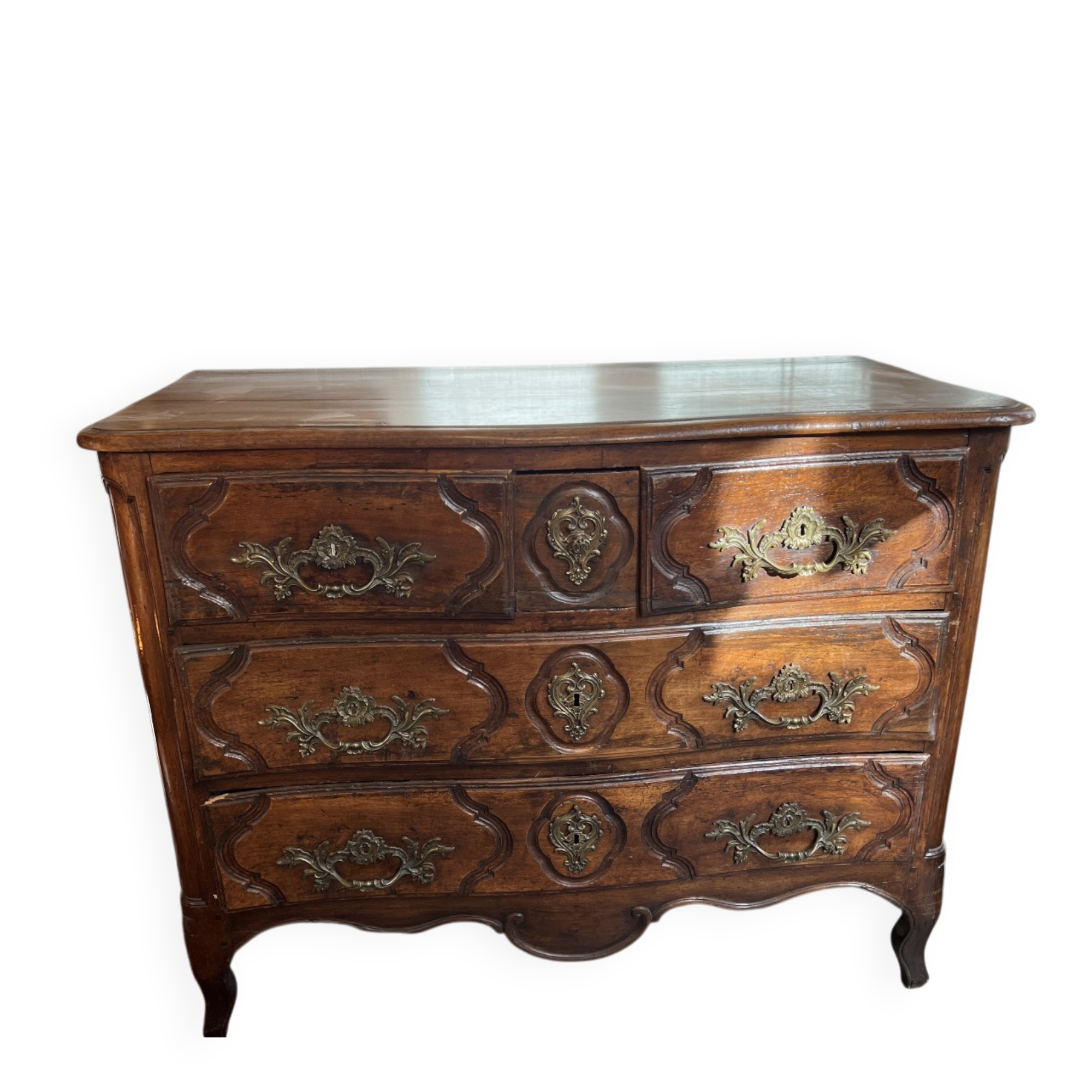 Important Parisian chest of drawers in walnut dating from the 18th century, opening with 5 drawers.
