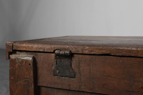 Coffre de rangement en chêne français du XVIIe siècle ou coffre à linge