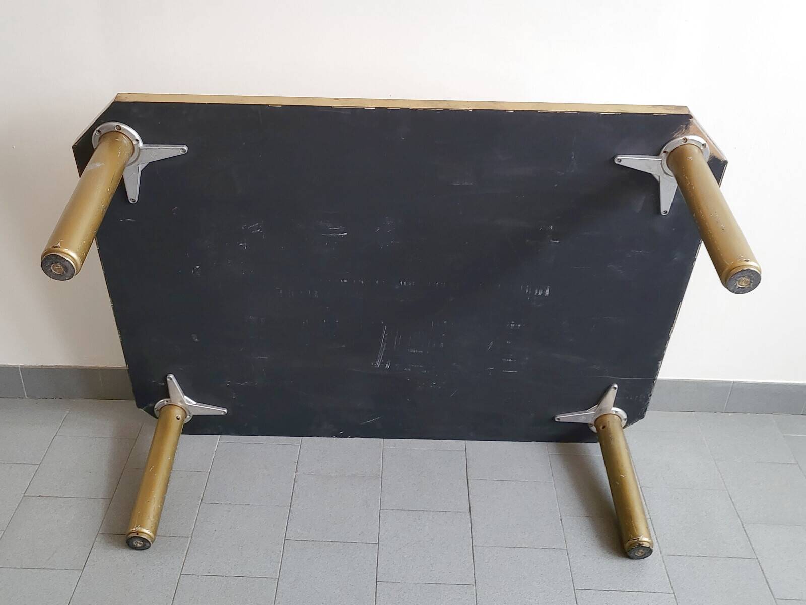 Important vintage italian coffee table 1960 in formica, brass & gold steel