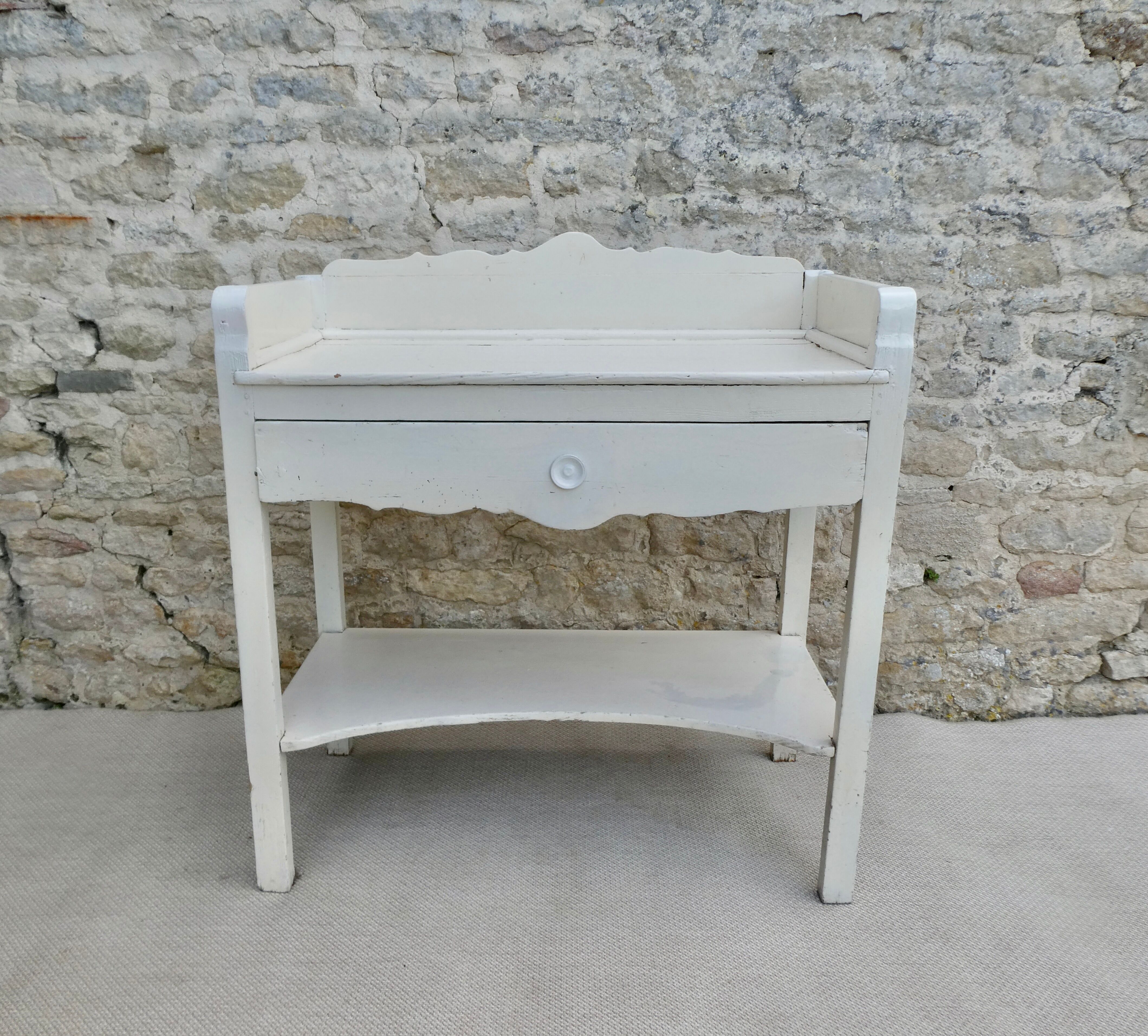 Bathroom furniture in white patina wood