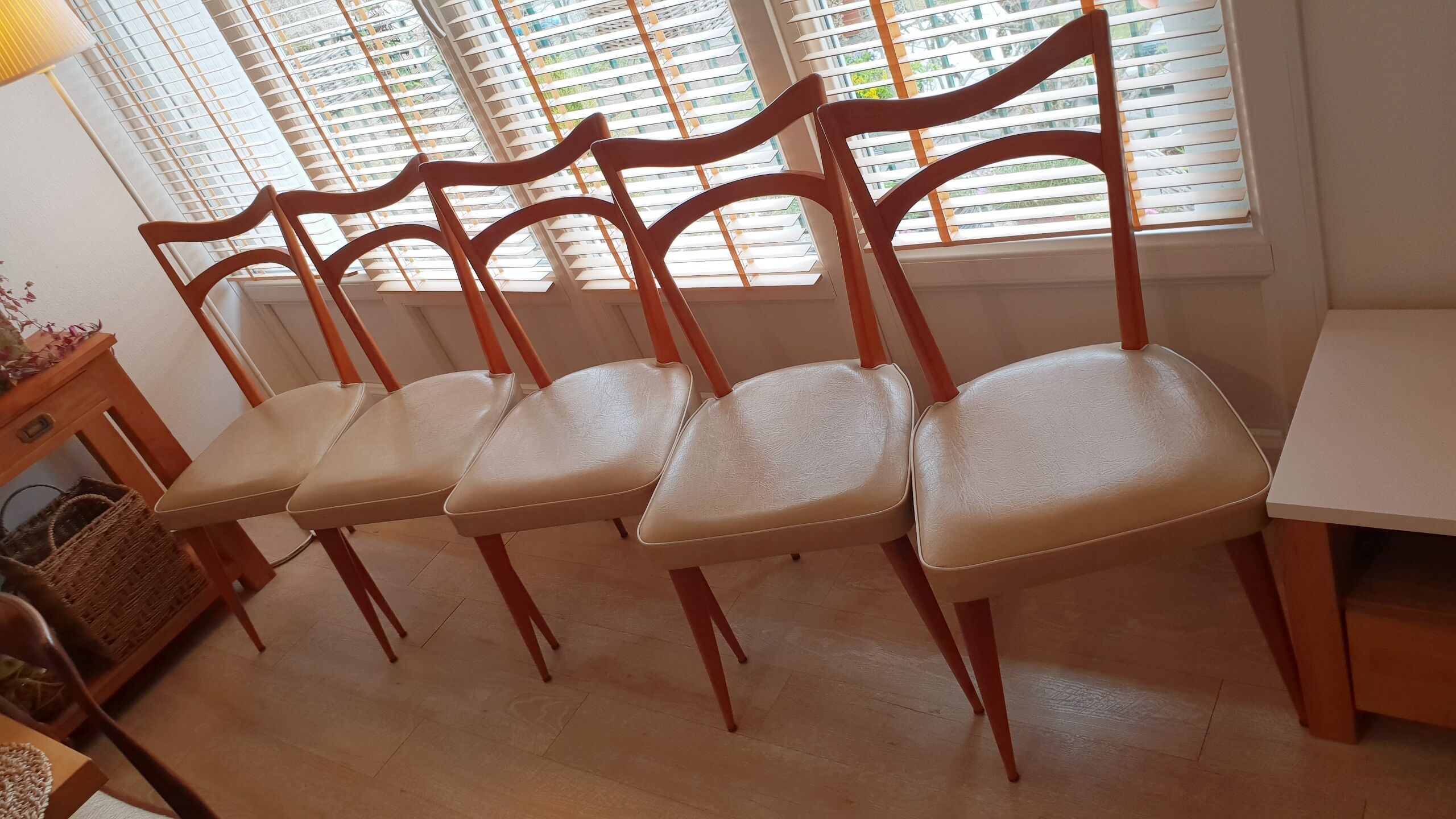 Set of 5 vintage chairs in skai
