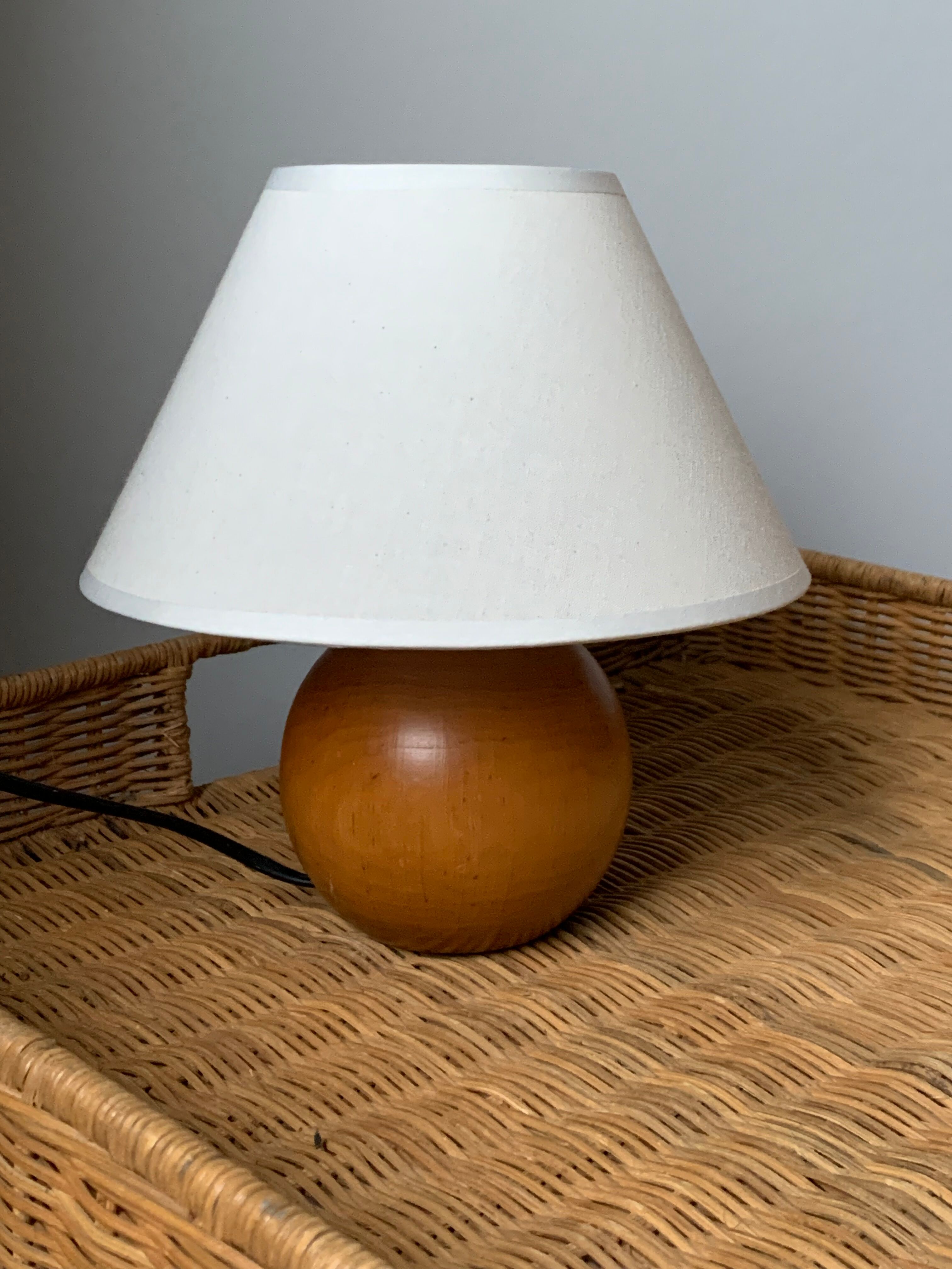 Wooden ball foot lamp