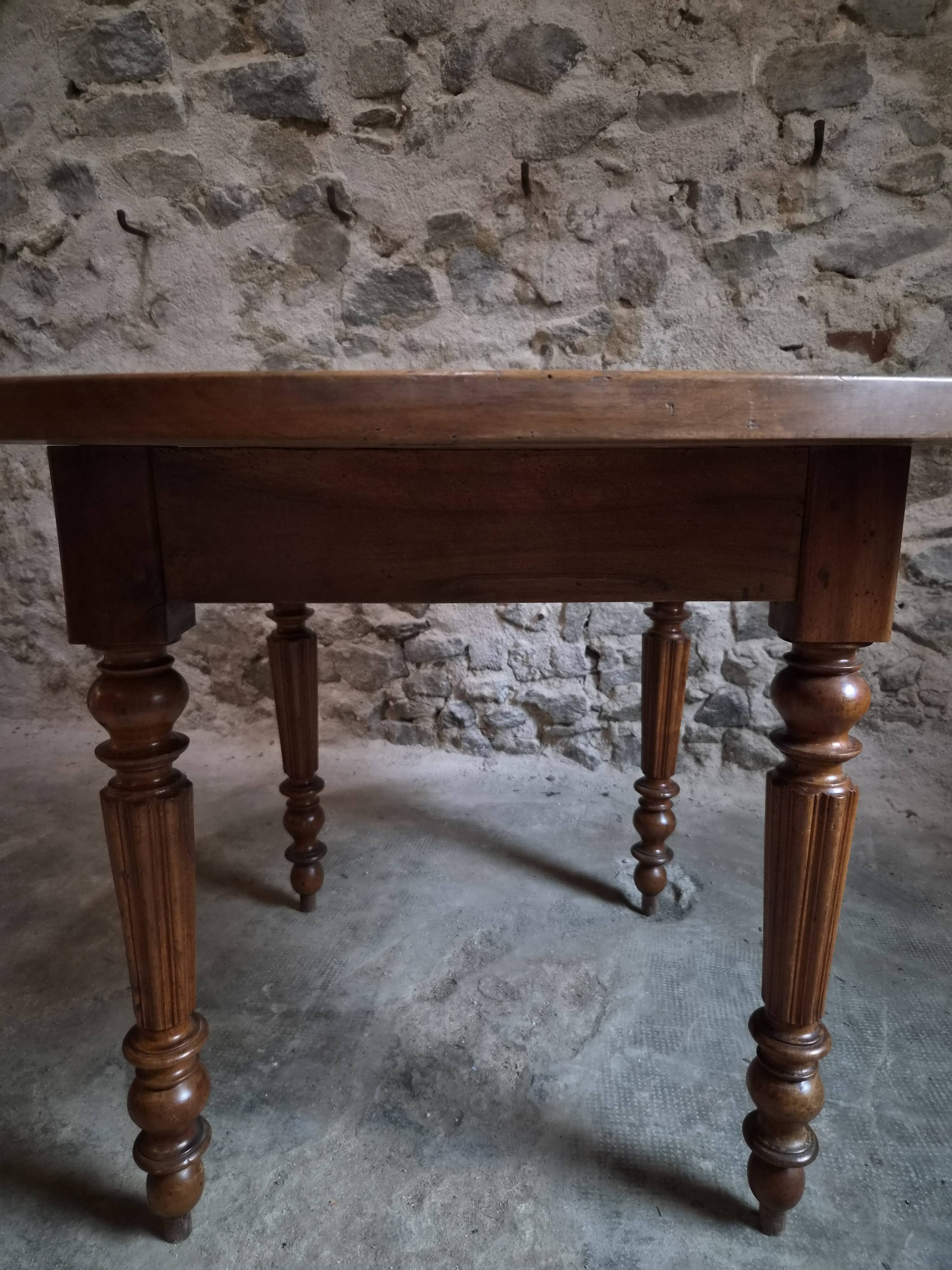 French antique round dining table in walnut, circa 1880–1900.