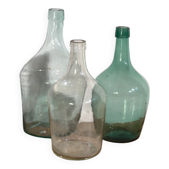 Anciennes dames-jeannes colorées (c.1920). Ensemble de 3 pièces