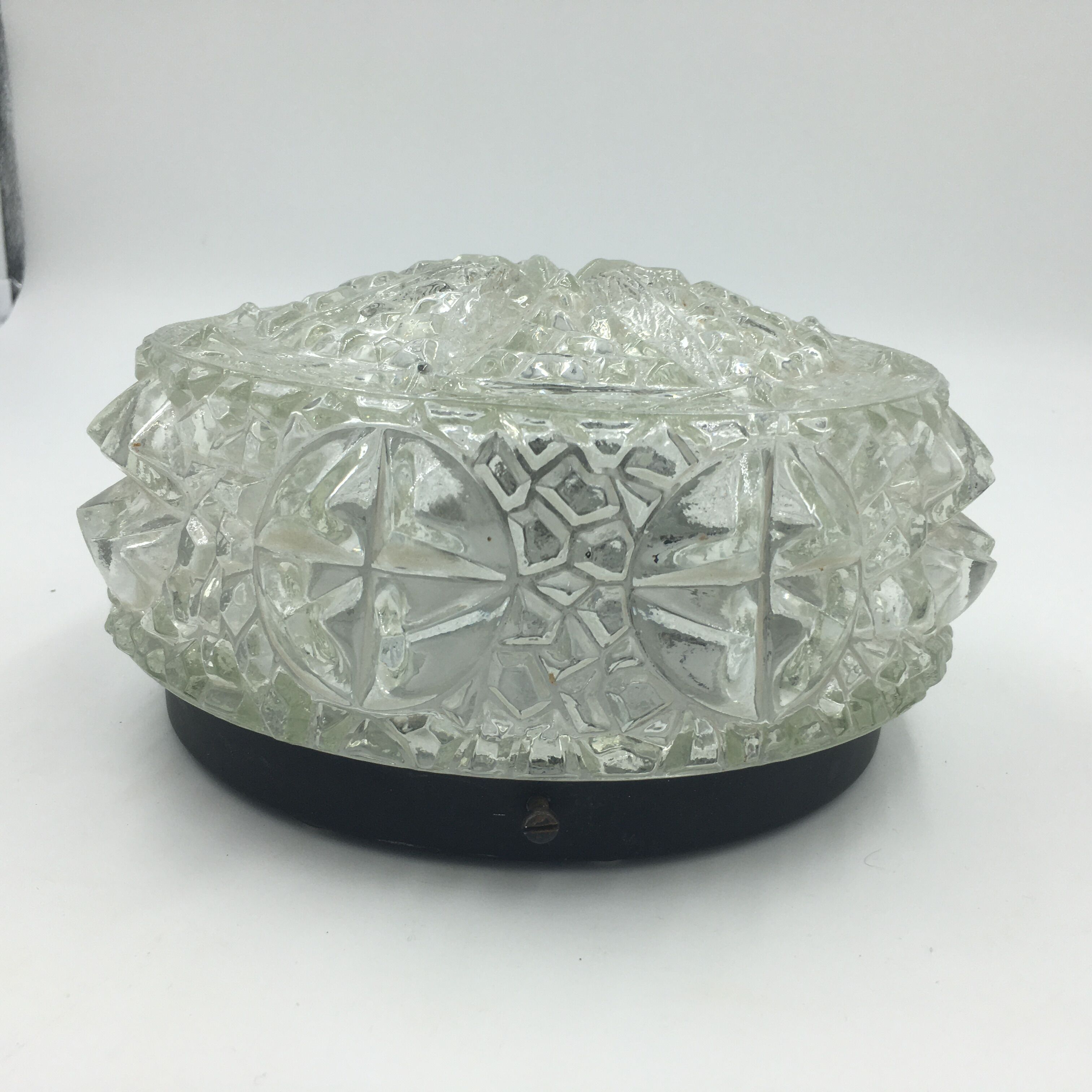 Ceiling lamp in molded glass with relief