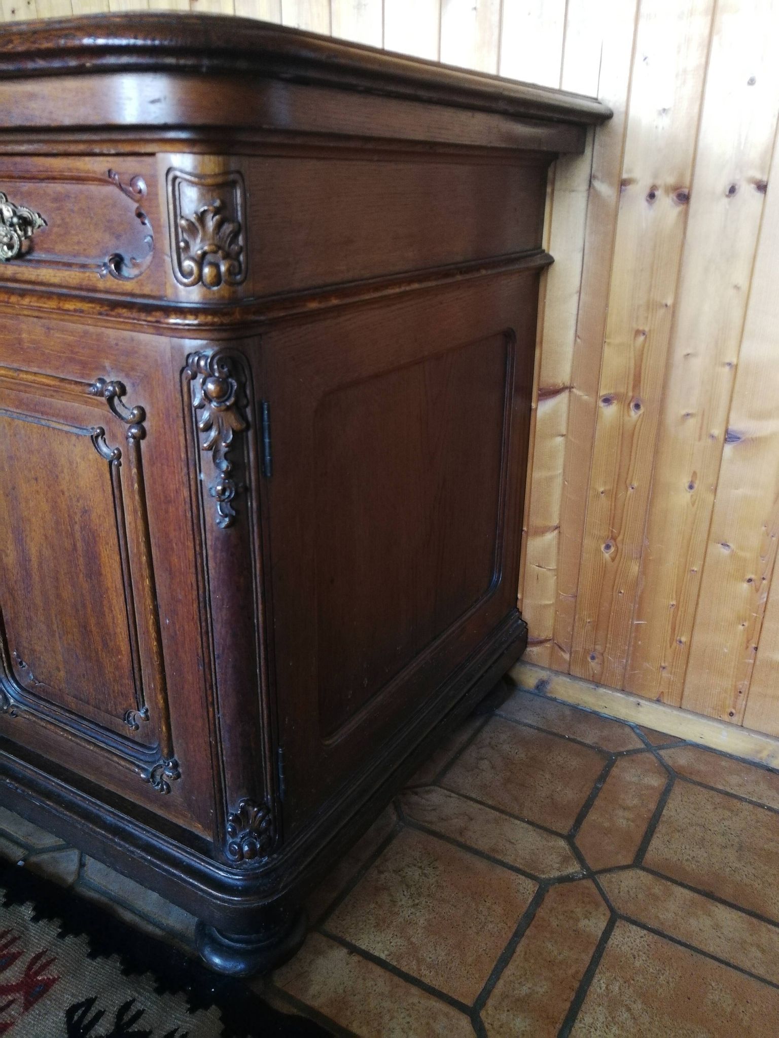 Buffet from the late 19th century with pink-brown marble in Louis XV style.