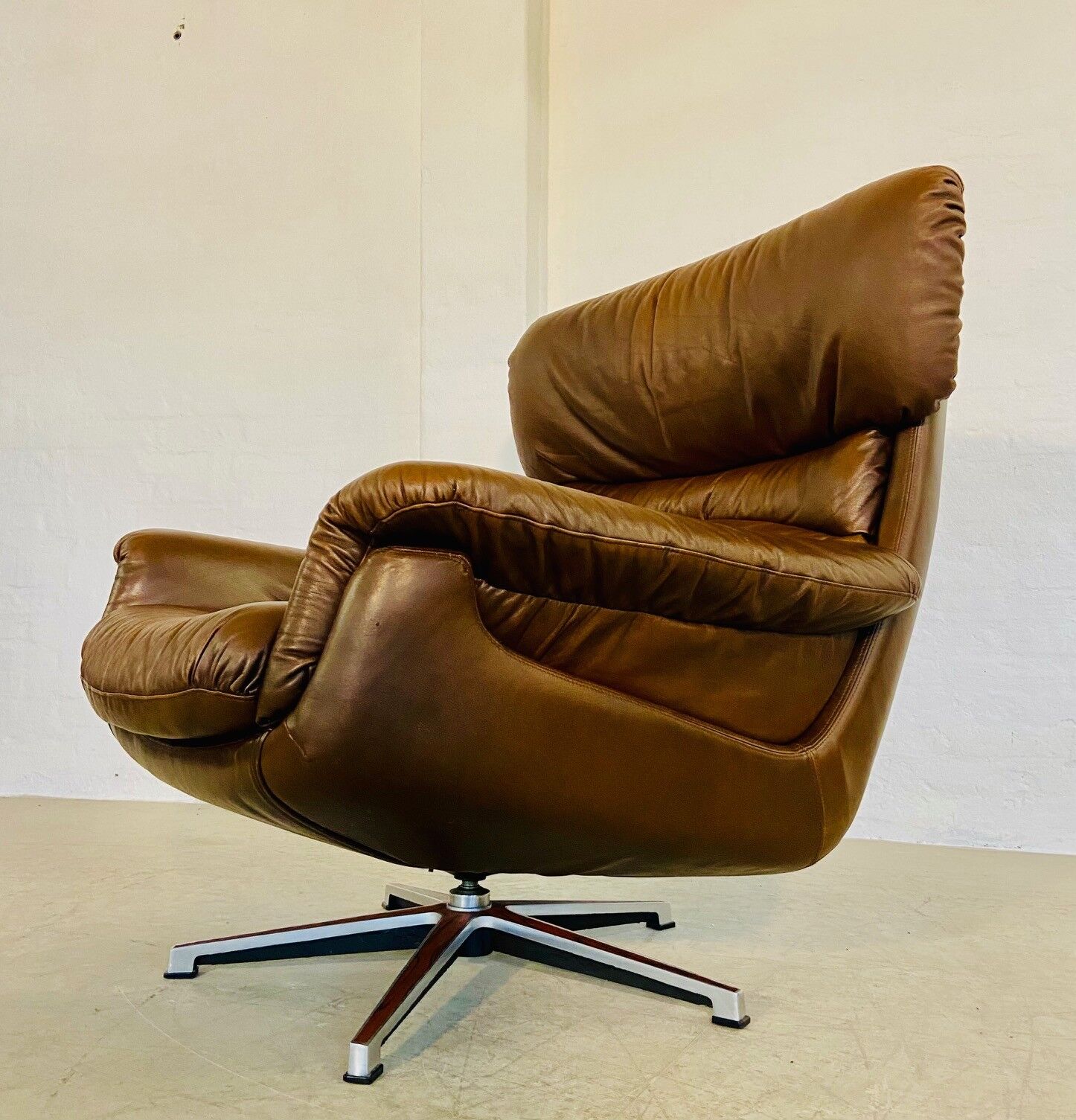 Chaise œuf pivotante en cuir danoise vintage des années 1970 par Bramin