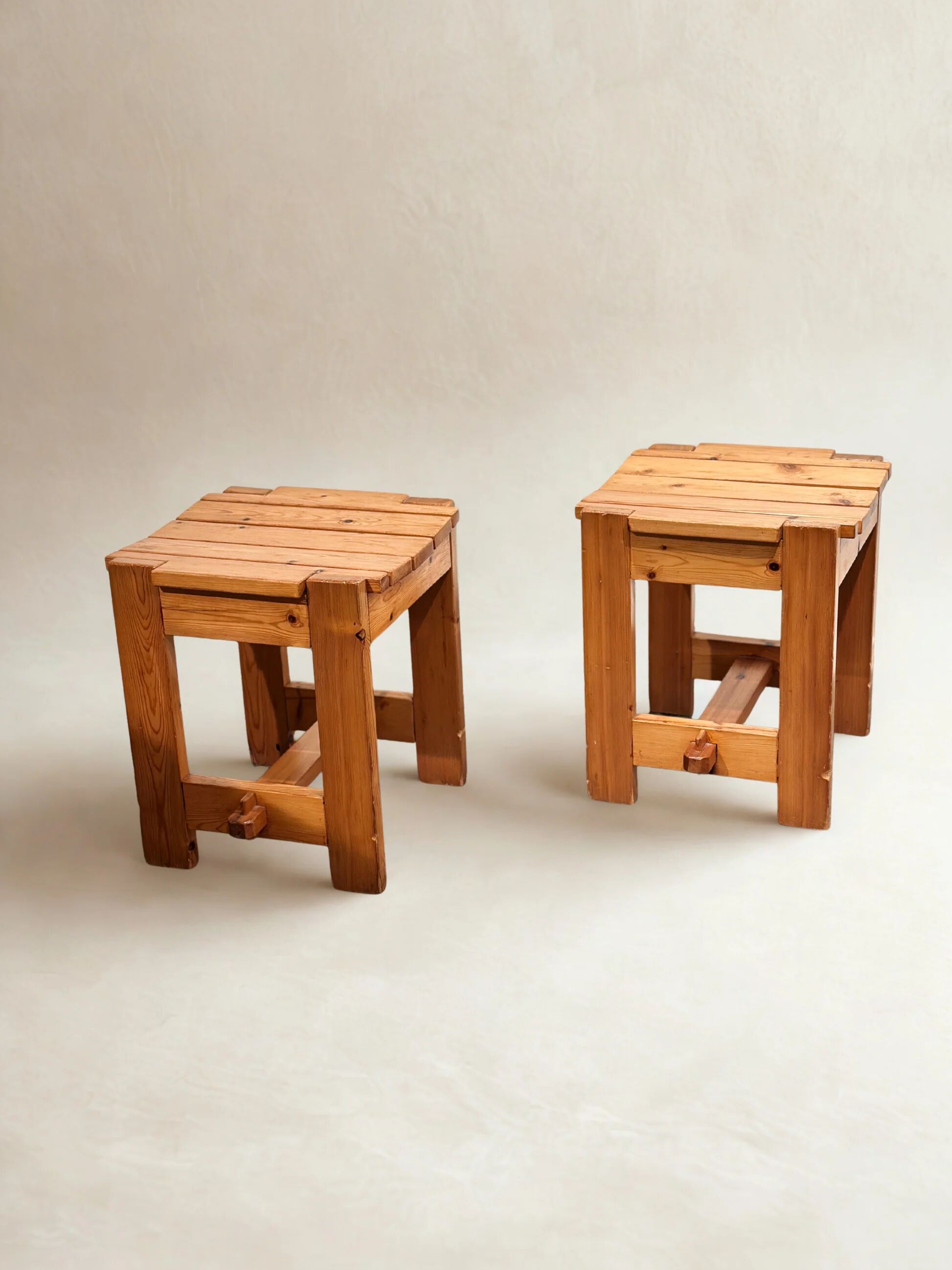 Set brutalist Swedish solid pine stools