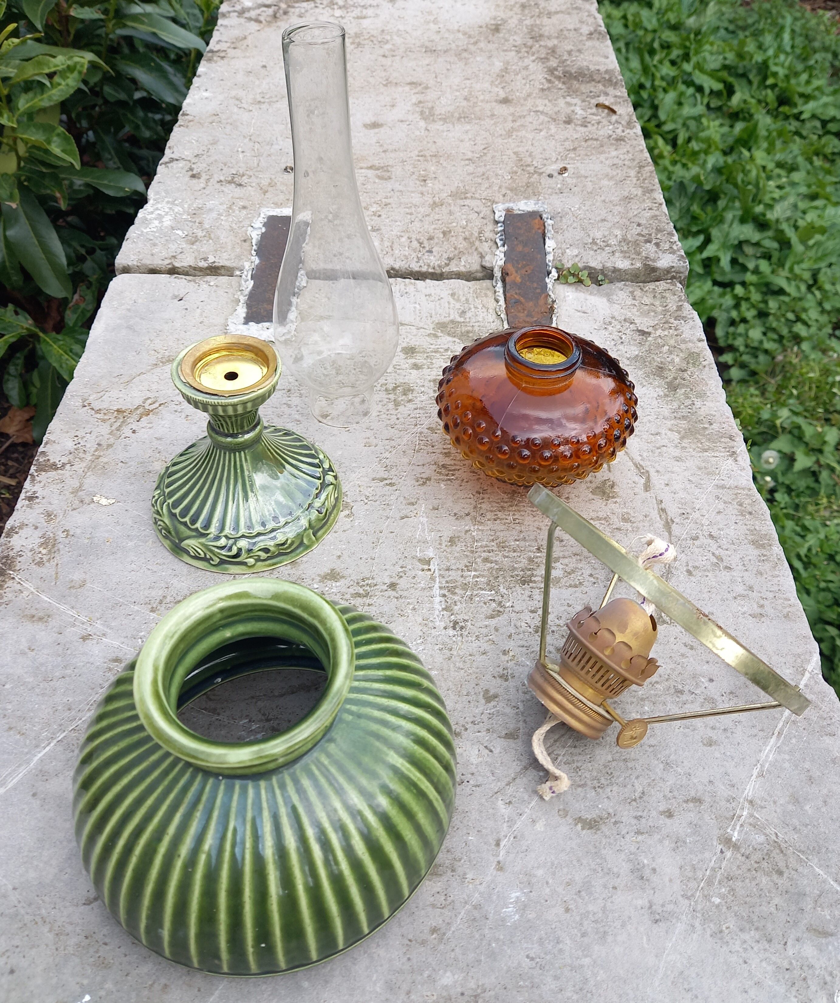 Oil lamp or quinquet in porcelain and glass