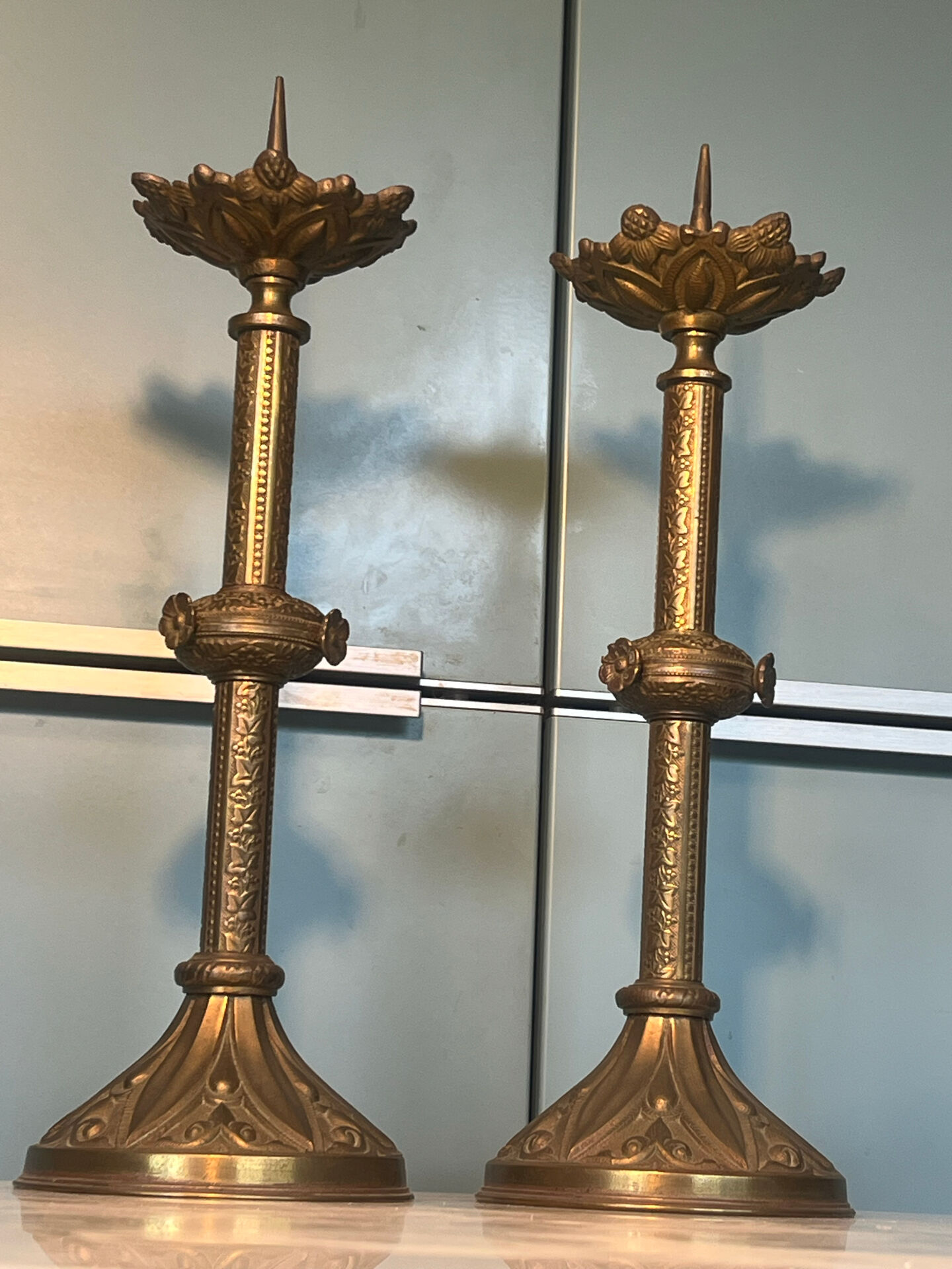 Paire de pique-cierges néo-gothiques en bronze