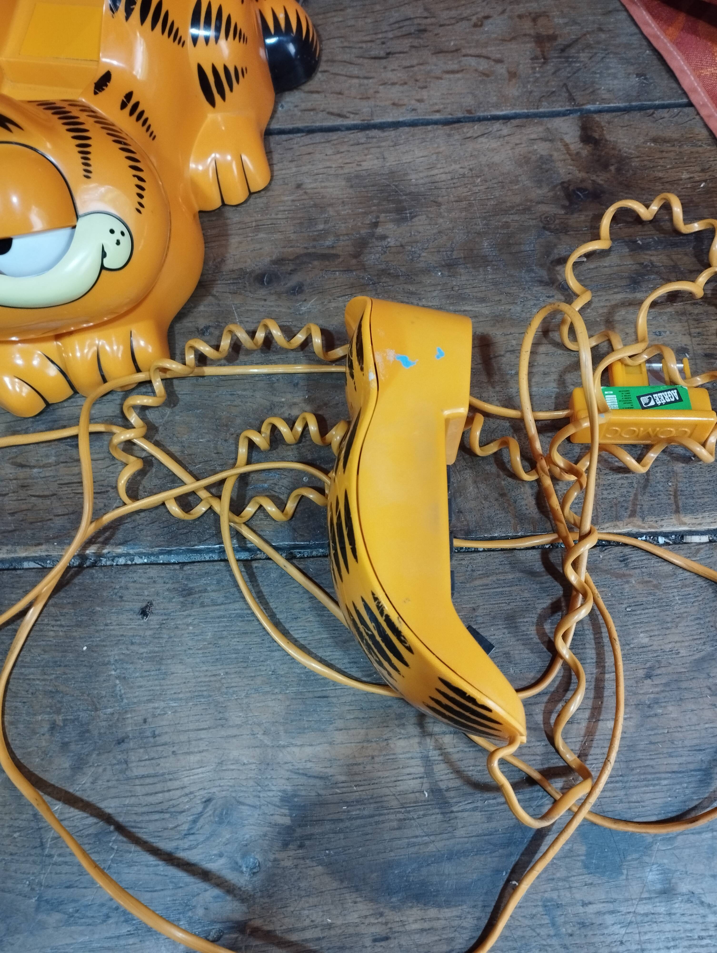 Vintage: 1981 Garfield Phone with Eyes That Open and Close