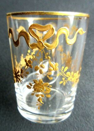 Verre à liqueur cristal baccarat, émaillé or fin, guirlandes et noeuds louis xvi