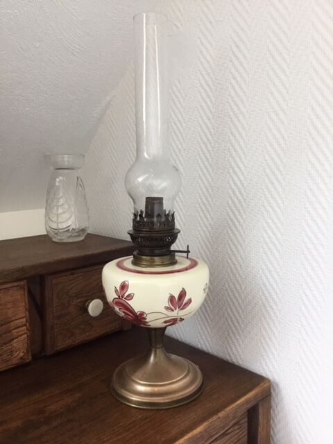 Oil lamp on old-footed Breton yellow copper foot