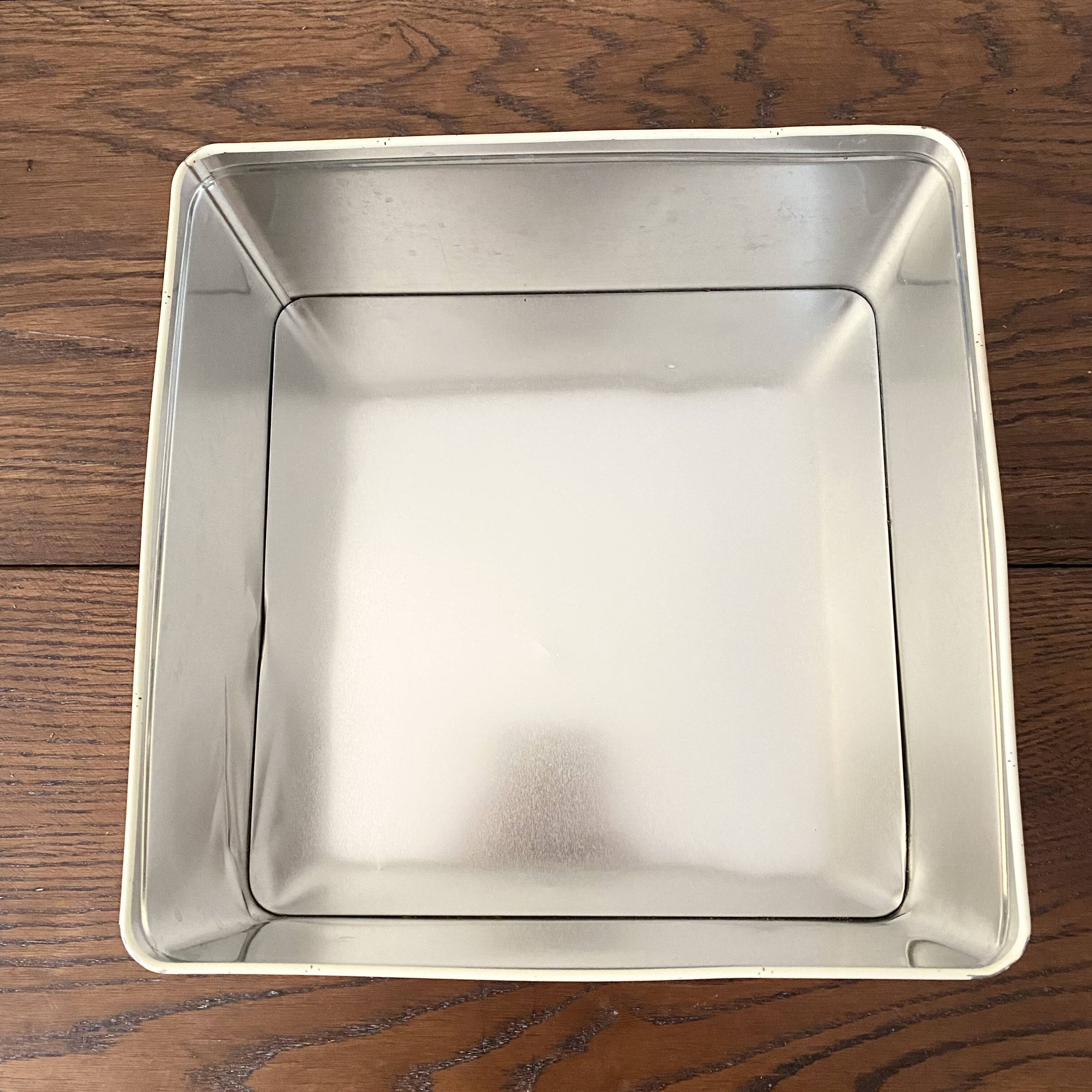 Metal cookie box (family counter)