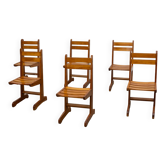 Ensemble de six chaises de salle à manger sculptées en chêne.