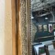 Miroir de cheminée - bois vernis et stuc doré à décor de palmettes