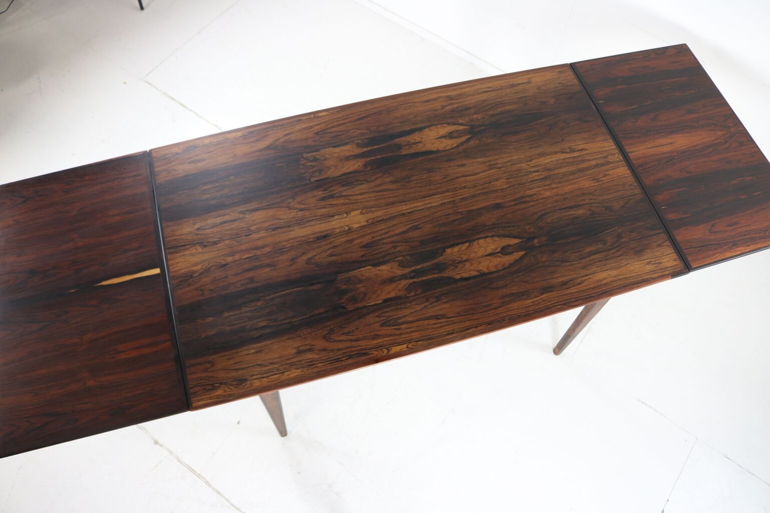 Sixties beautiful grained rosewood dining table by Denmark Sixties beautiful grained rosewood dinin