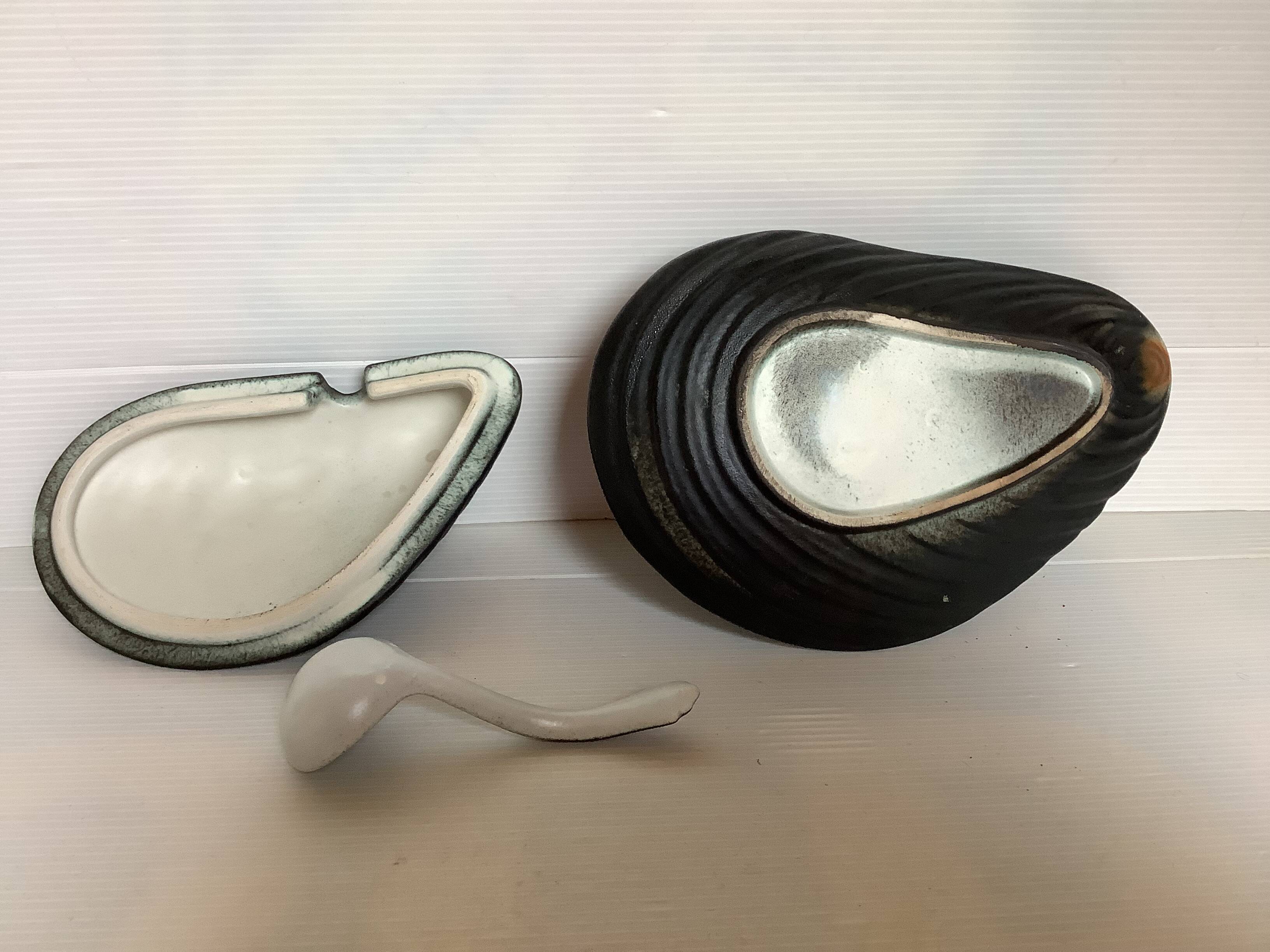 Shell-shaped sauceboat