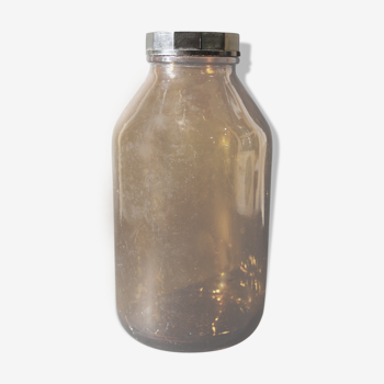 Amber laboratory jar and its bakelite cap