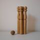 Lot de 4 quilles en bois avec une boule