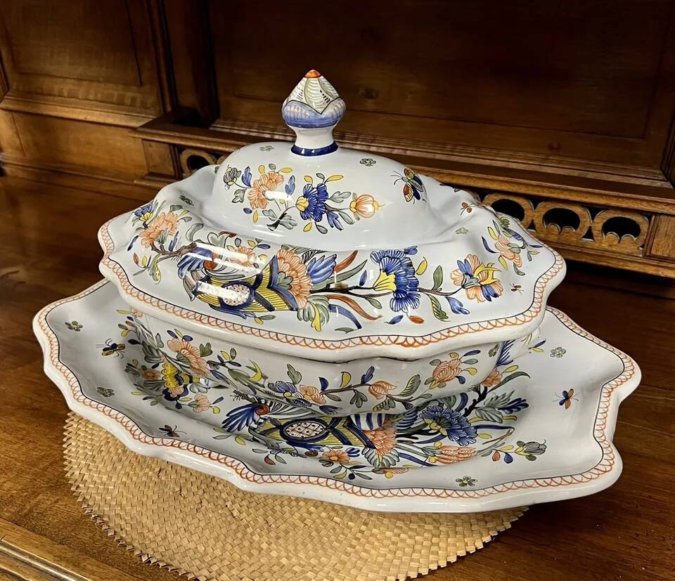 Soupière sur son plat en faïence de Desvres décor Rouen par Géo Martel