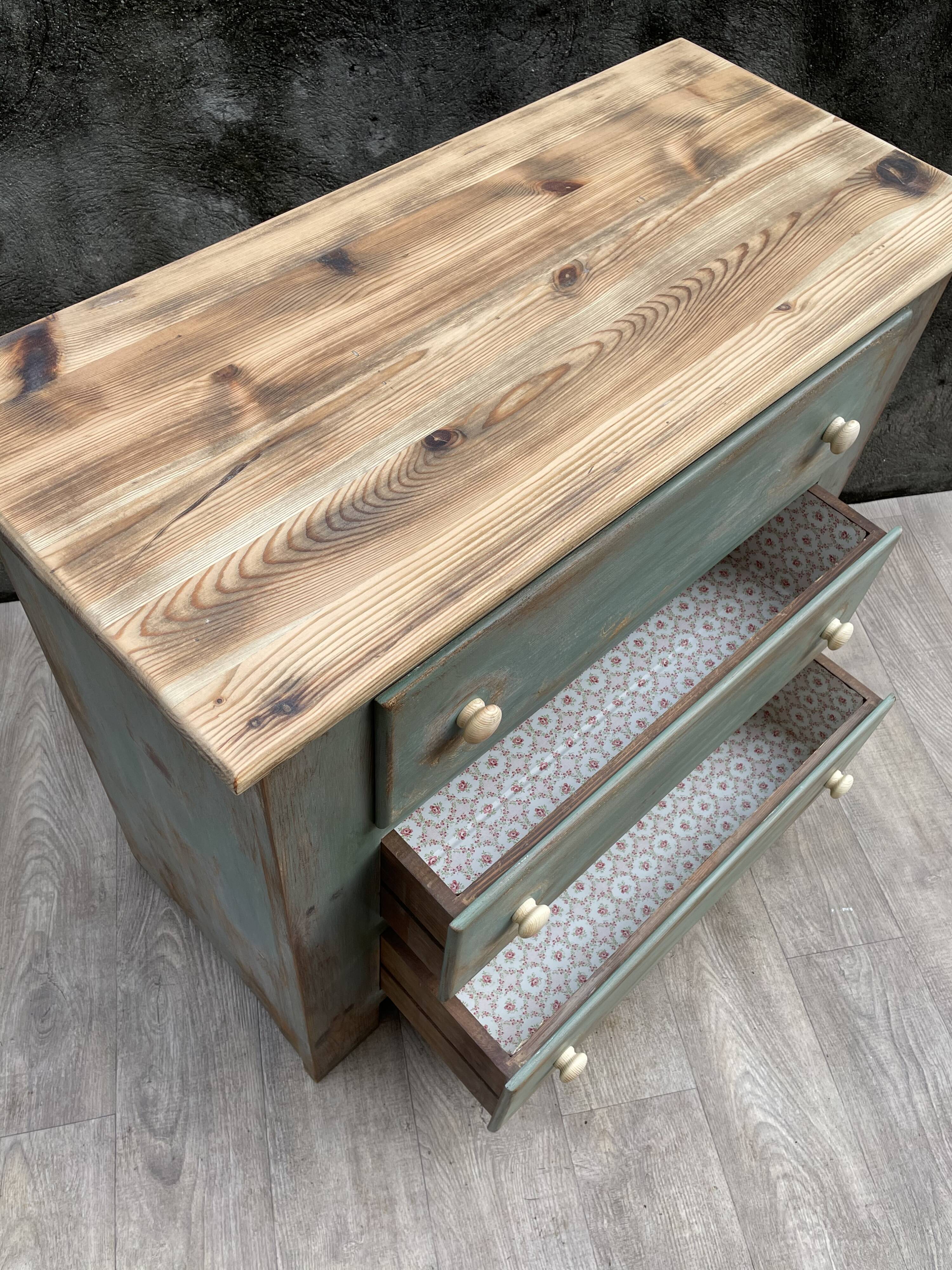 Commode en bois patinée