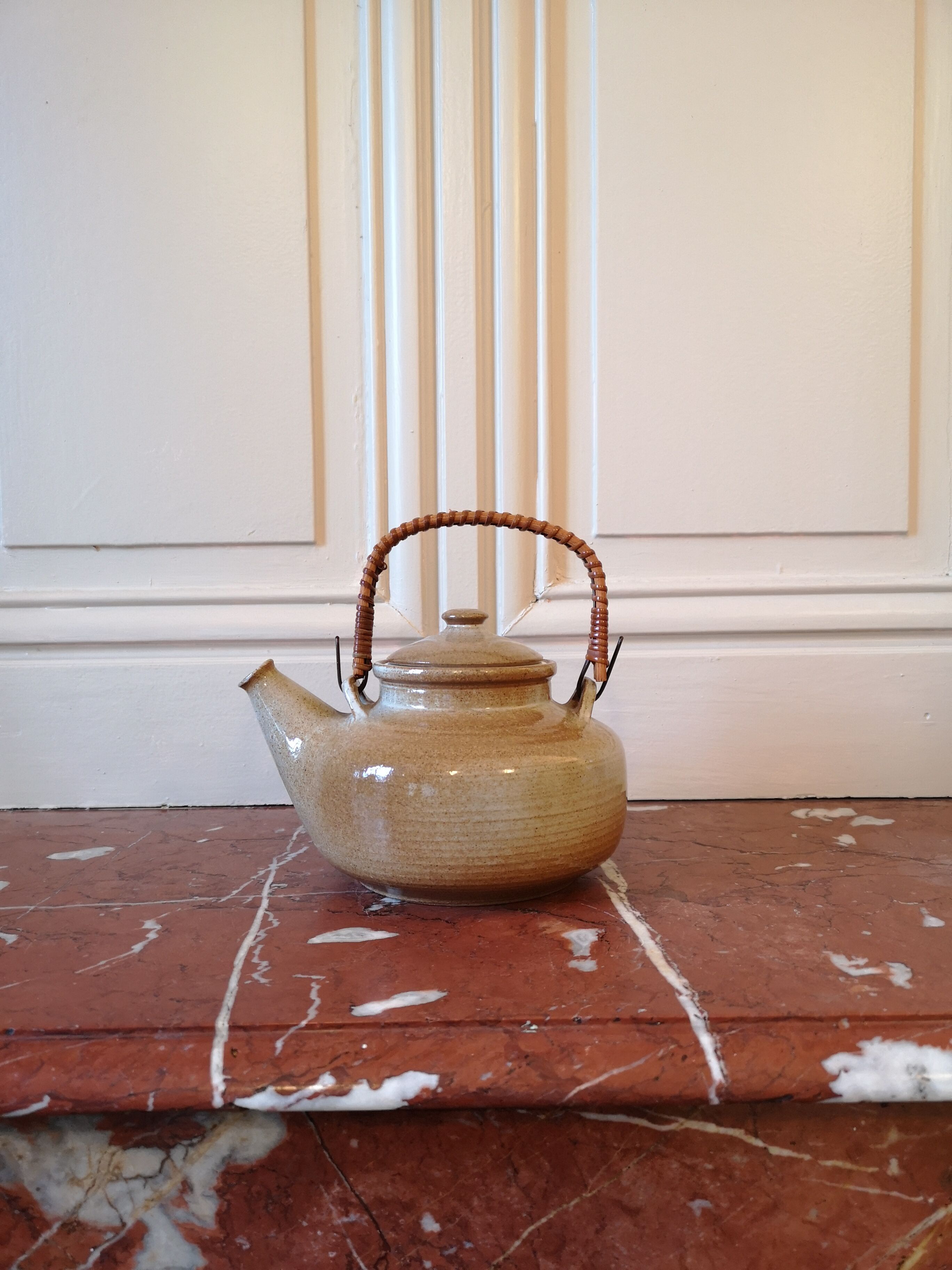 Ceramic teapot with filter