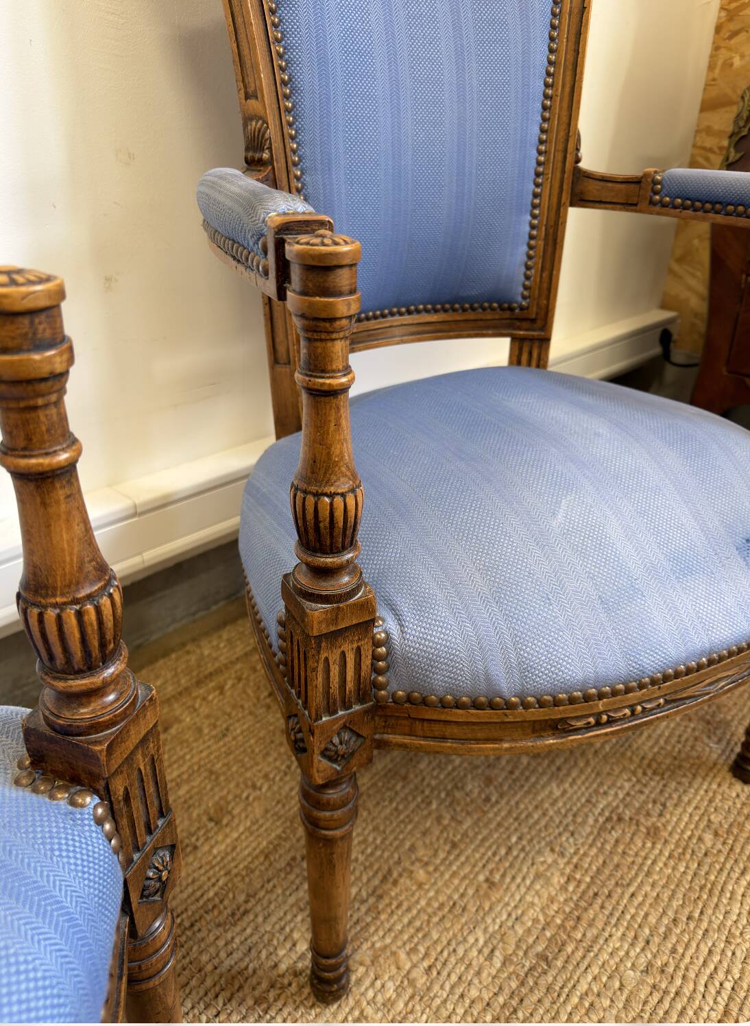 Paire de fauteuils de style Louis XVI en bois sculpté