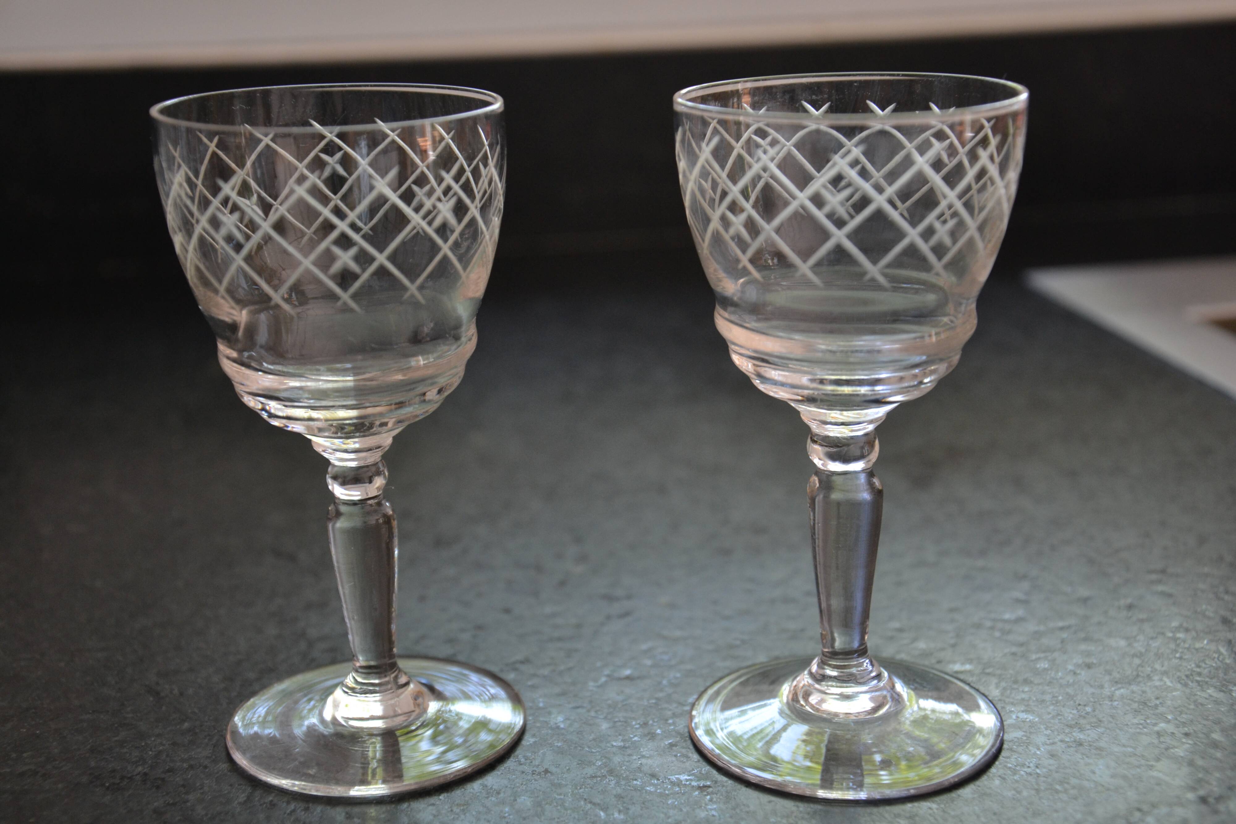 2 petits verres sur pied ciselés