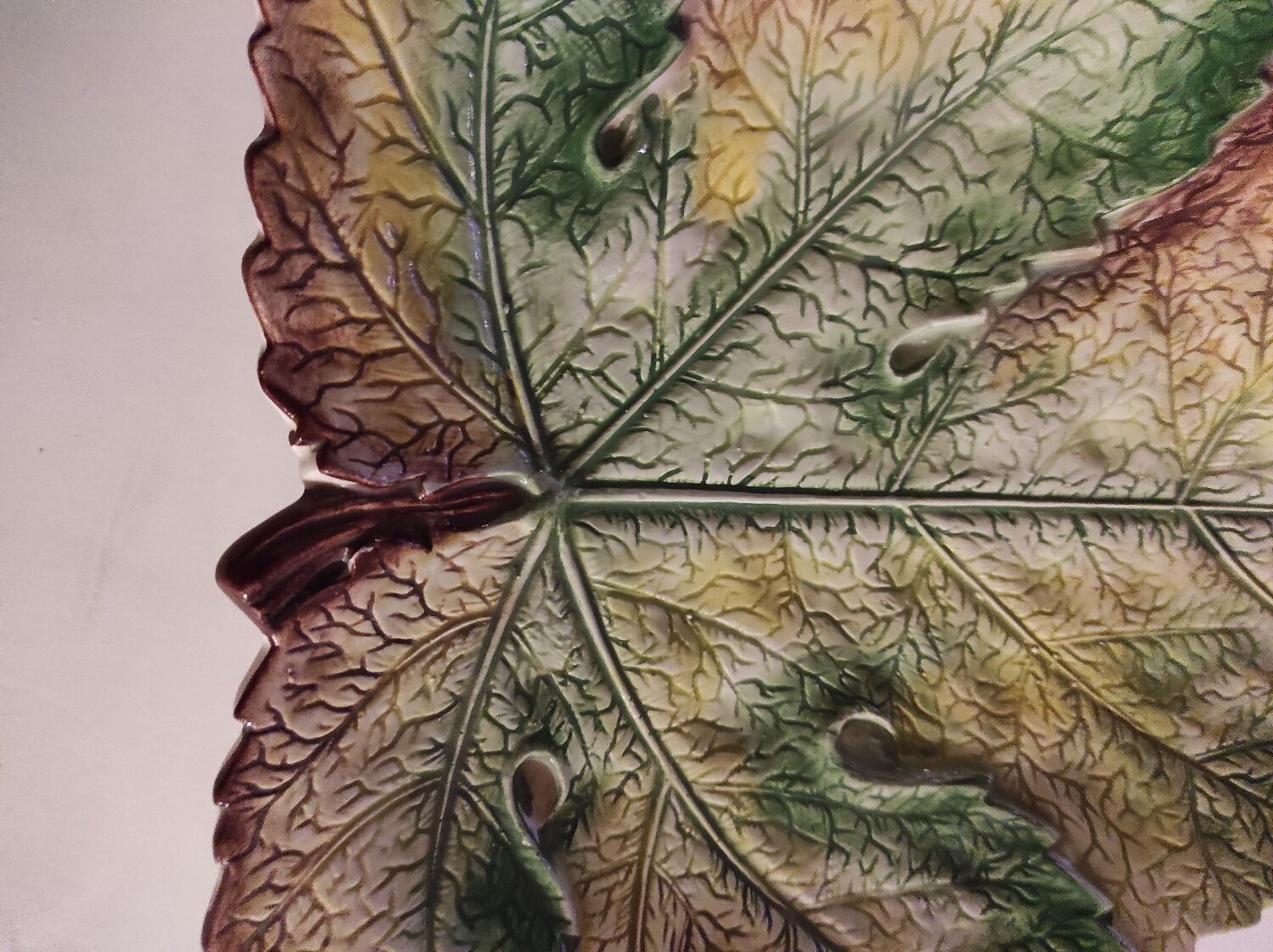 Plat céramique en forme de feuille