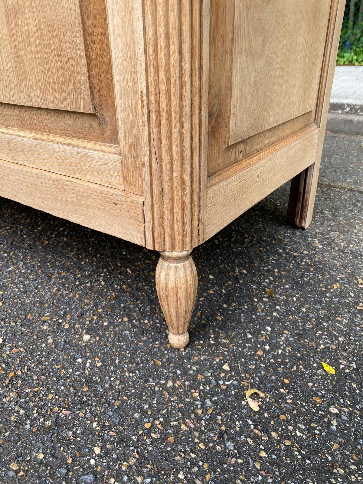 Art Deco buffet renovated in solid oak and breccia marble from the 1930s.