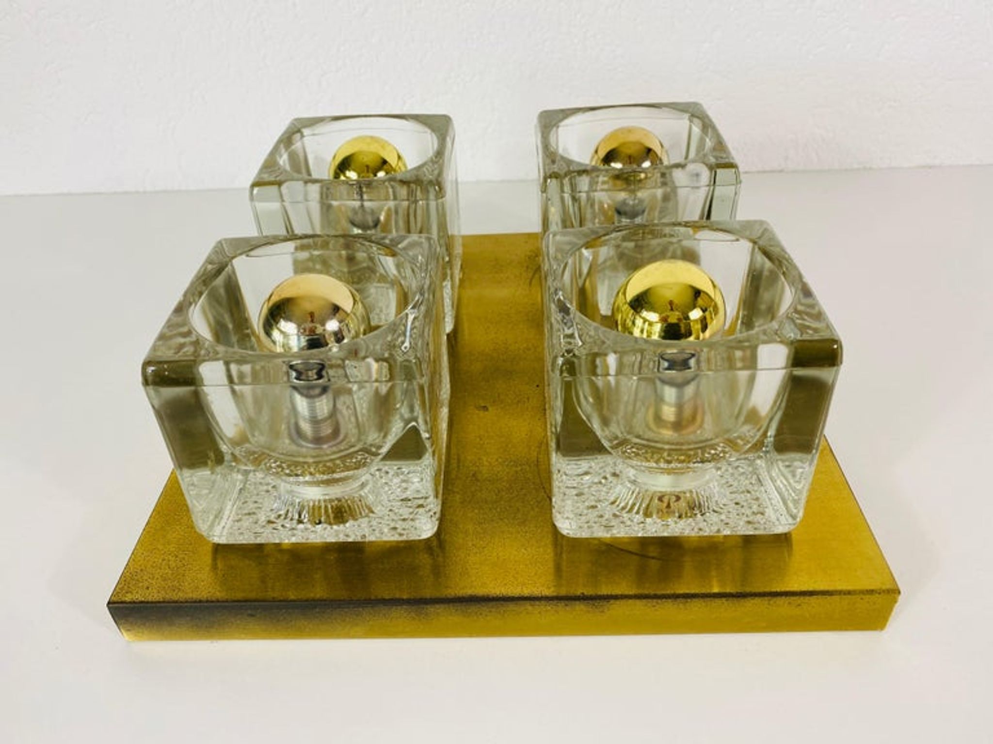 Applique à cube en laiton et verre givré de Peill & Putzler 1970