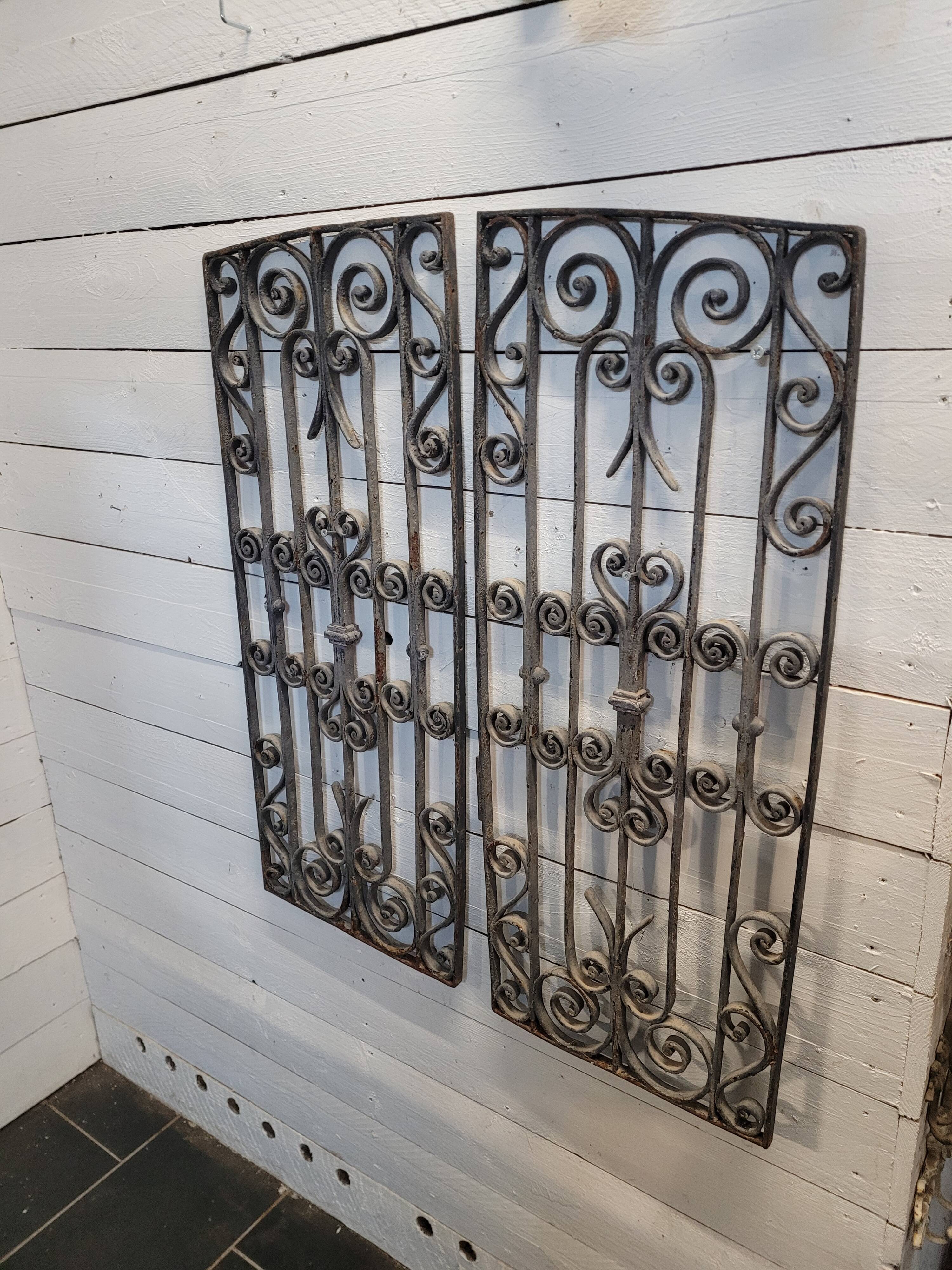 Ancienne paire de grilles en fer forgé