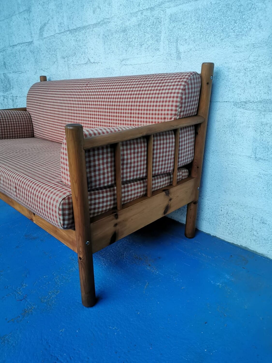 Bench in pine and gingham fabrics