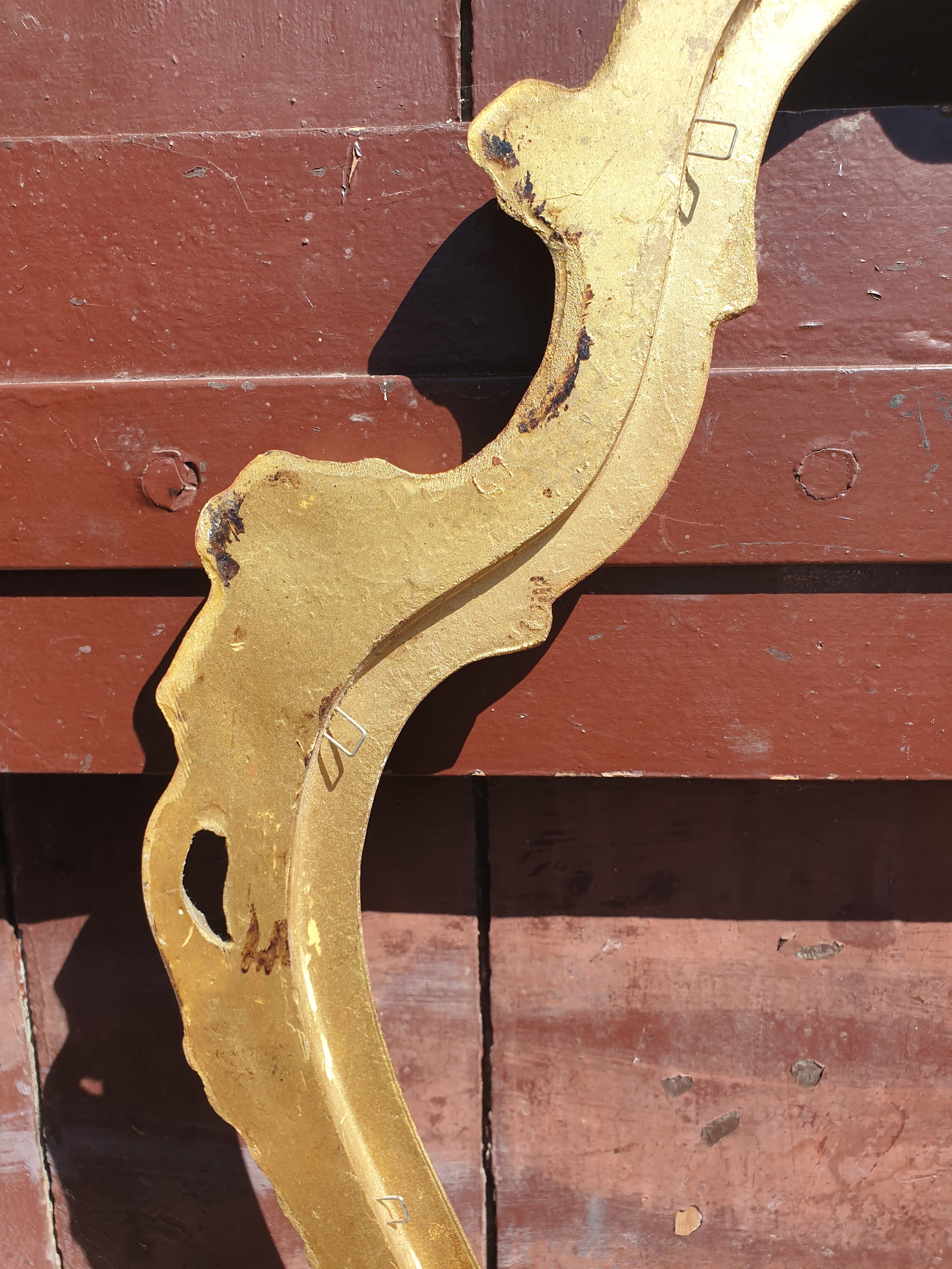 Baroque frame in carved gilded wood