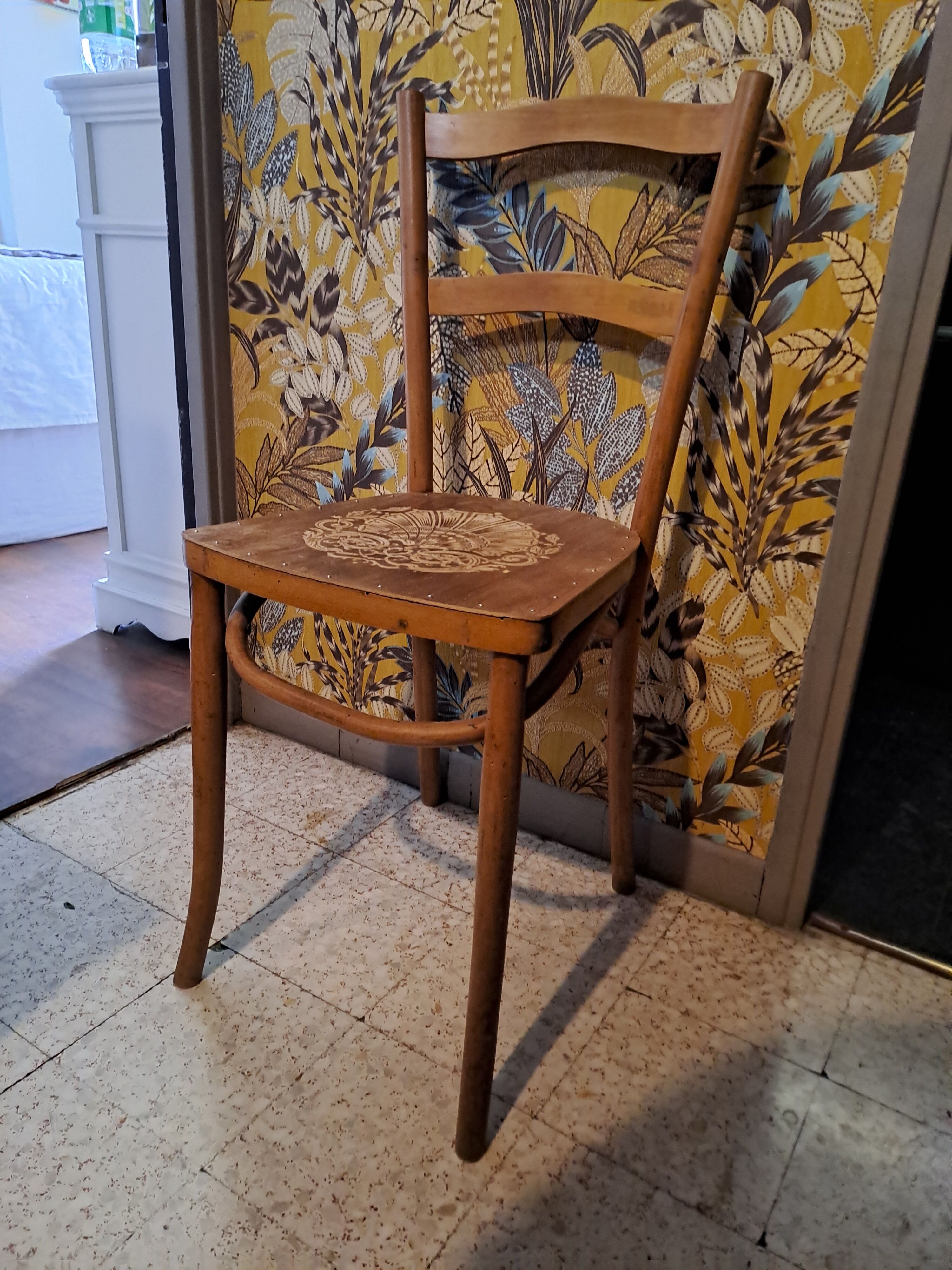 Chaise de style bistrot en bois blond 1940