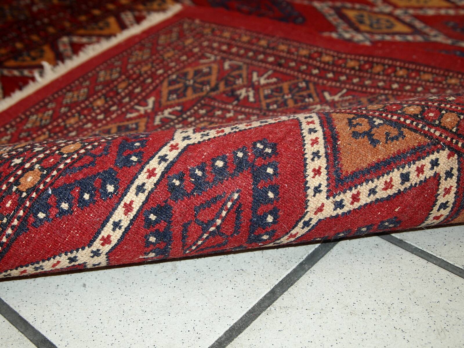 Tapis Vintage Bukhara Ouzbek, Années 1960, Élégance Classique