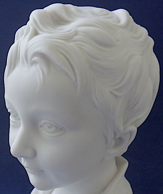 Buste d'enfant en biscuit de porcelaine