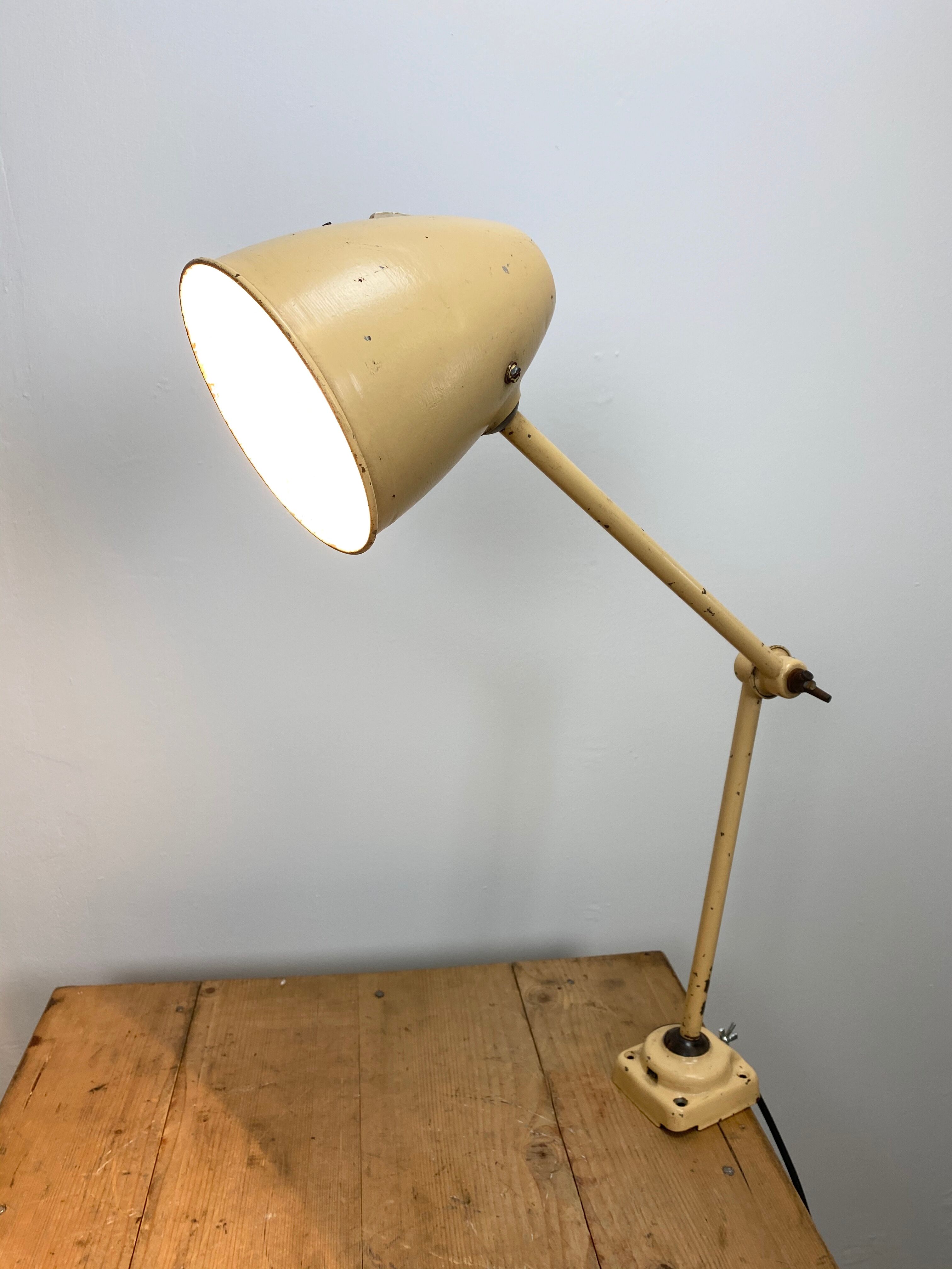 Lampe de table industrielle beige du milieu du siècle, années 1960