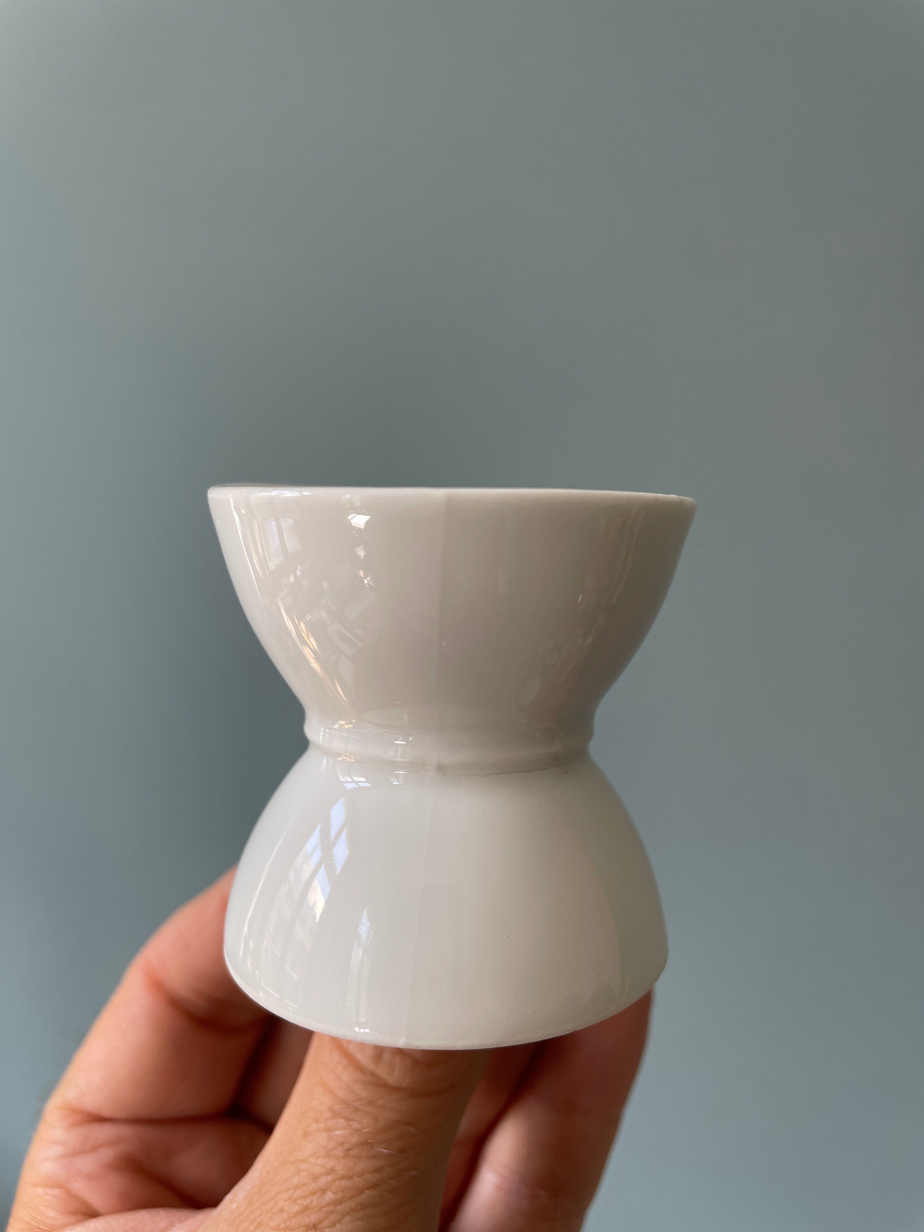 Lot de 16 coquetiers diabolo en porcelaine blanche